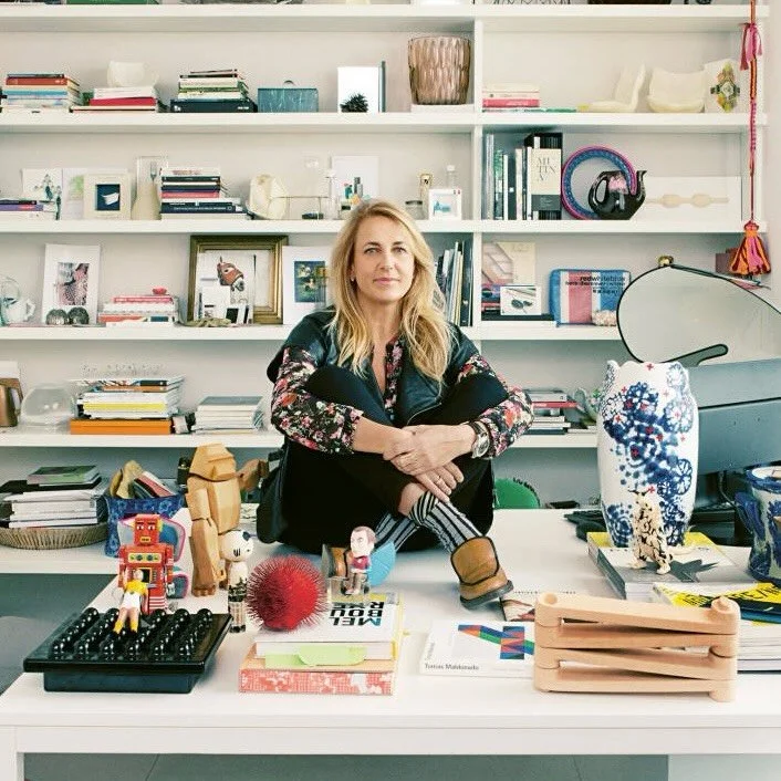 Patricia Urquiola er en af vor tids mest indflydelsesrige designere - kendt for sin legende, poetiske tilgang kombineret med st&aelig;rk funktionalitet.

For Andreu World har hun skabt nogle af de mest eftertragtede kollektioner, hvor h&aring;ndv&ael