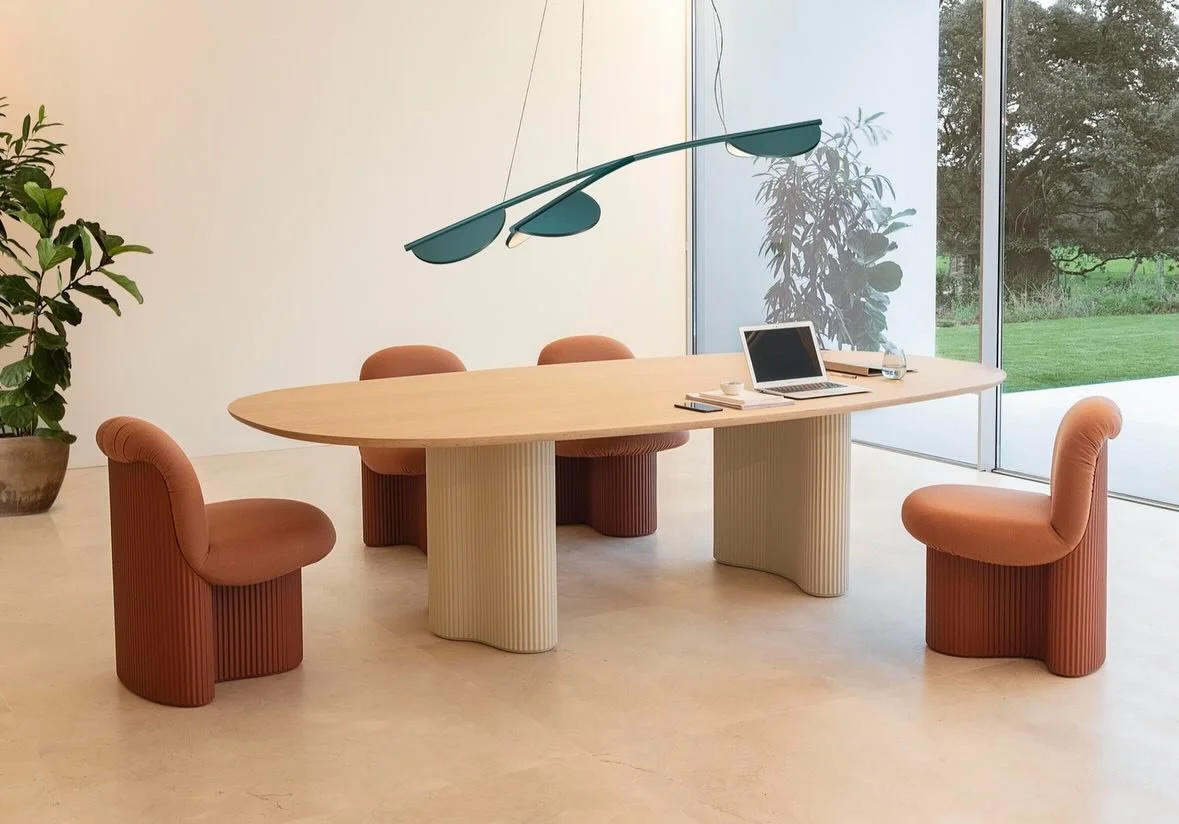 Fleksibel, funktionel og mere b&aelig;redygtig. Bolete Conference Table af Patricia Urquiola for Andreu World. 

Bolete-serien kombinerer karakterfuldt design med en base i genanvendeligt Pure ECO&reg;. F&aring;s i flere former og overflader og kan t