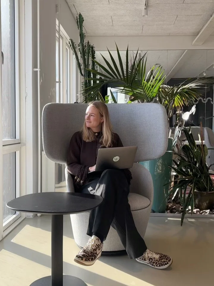 Radar-stolen fra Frezza er et st&aelig;rkt eksempel p&aring; tidl&oslash;st, raffineret design og uds&oslash;gt h&aring;ndv&aelig;rk.
Radar redefinerer den klassiske lounge- og kontorstol, og brillerer med sin drejefunktion.  
Radar f&aring;s i fire 