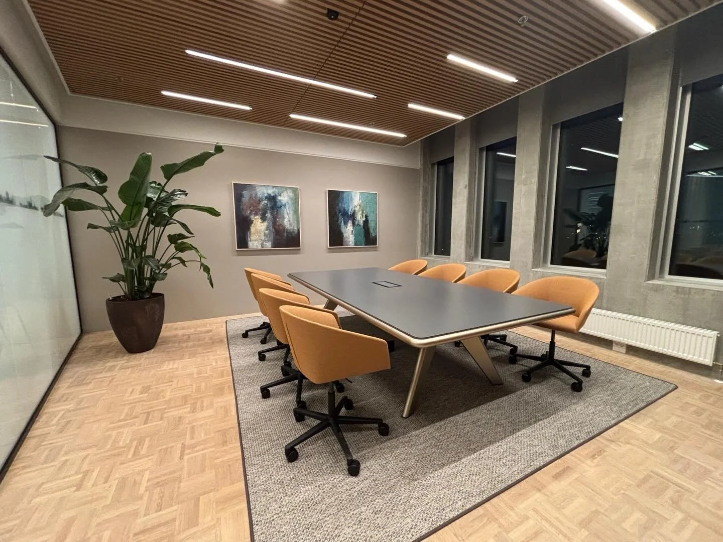 Vi er stolte af at have bidraget til indretningen af et nye hoveds&aelig;de for en af Danmarks st&oslash;rste banker.

Projektet er delm&oslash;bleret med n&oslash;je udvalgte europ&aelig;iske designbrands - herunder Sellex og Andreu World - hvor kva