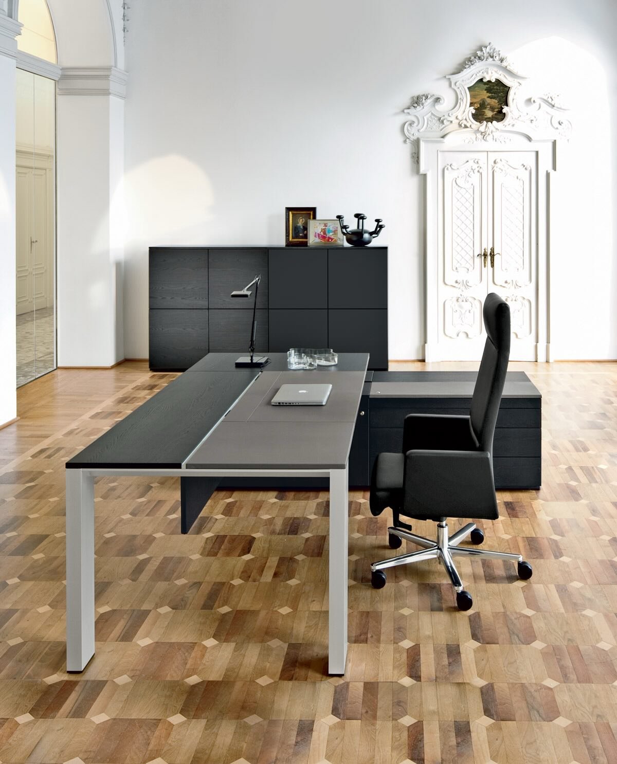 Frezzаs executive-kontorstole kombinerer autoritet, &aelig;stetik og ergonomi i &eacute;n st&aelig;rk helhed.
Designet til ledelsesrum, hvor materialer, komfort og visuel tyngde underst&oslash;tter b&aring;de performance og position.
Til bestyrelsesl