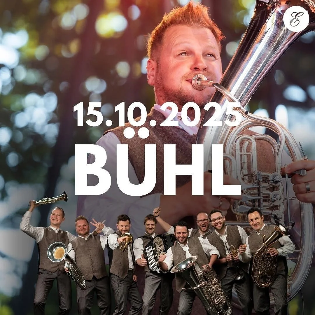 📣 LIVE-ALARM 📣 DKEB auf Tour!
Zusammengekommen ist DKEB aus purer Freude an der Musik. Herausgekommen ist eine nahbare, sympathische Truppe brillanter Musiker, die unbeirrbar eigene Akzente setzt und ihre Fans ansatzlos in ihren Bann zieht. Ihre So