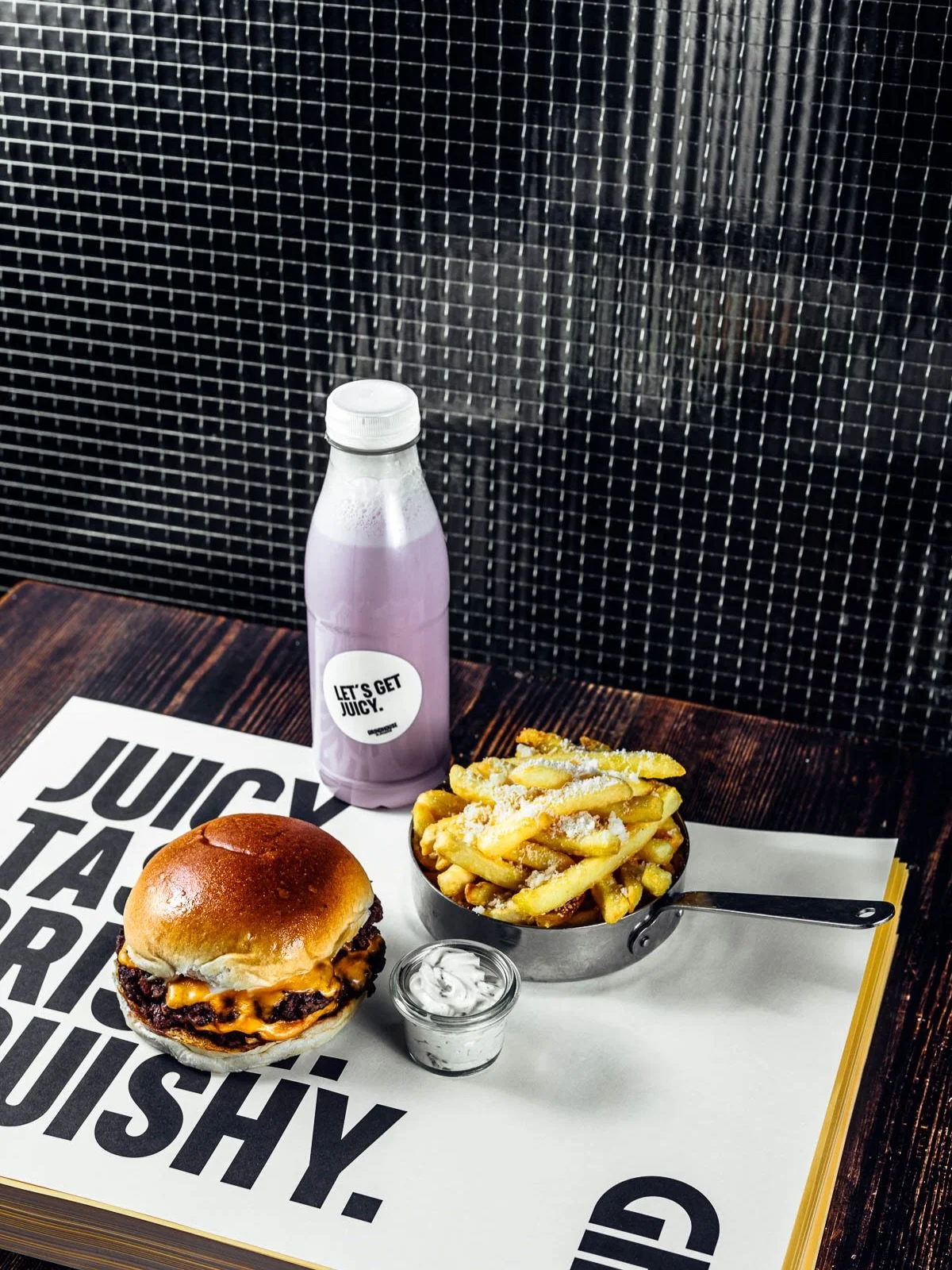 100% Grass-Fed Cheeseburger.
Super Crispy Fries.
Creamy Milkshakes.
Zu Hause im Restaurant im Prenzlauer Berg.
Let&rsquo;s Get Juicy.