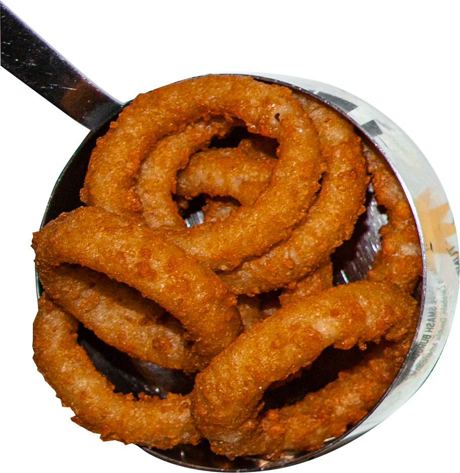 Frittierte Zwiebelringe in einem Metallbecher.