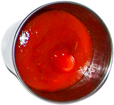 Ein kleiner Topf mit roter Tomatensauce oder Suppe.