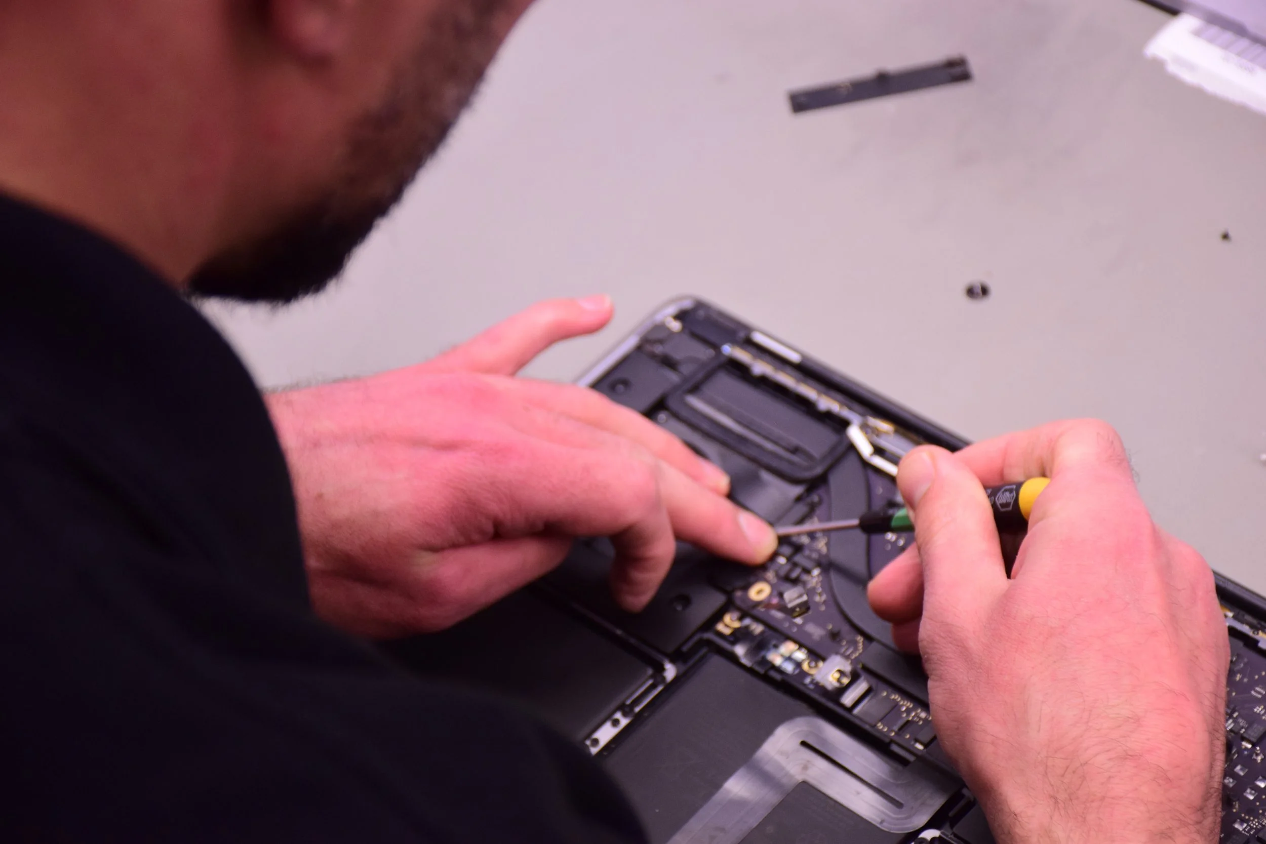 Macbook repair hands 2 tomo.jpeg