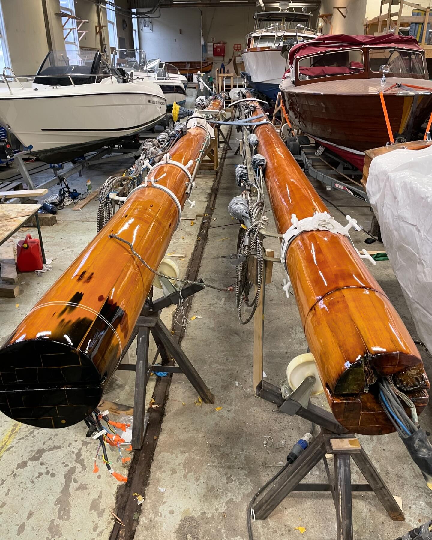 These two oregon pine masts are ready to be delivered. Rune, David and Vjeko have done an incredible job of repairing, sanding, varnishing and assembling.
All fittings are sanded and painted before mounting. Led plating have been used underneath all 