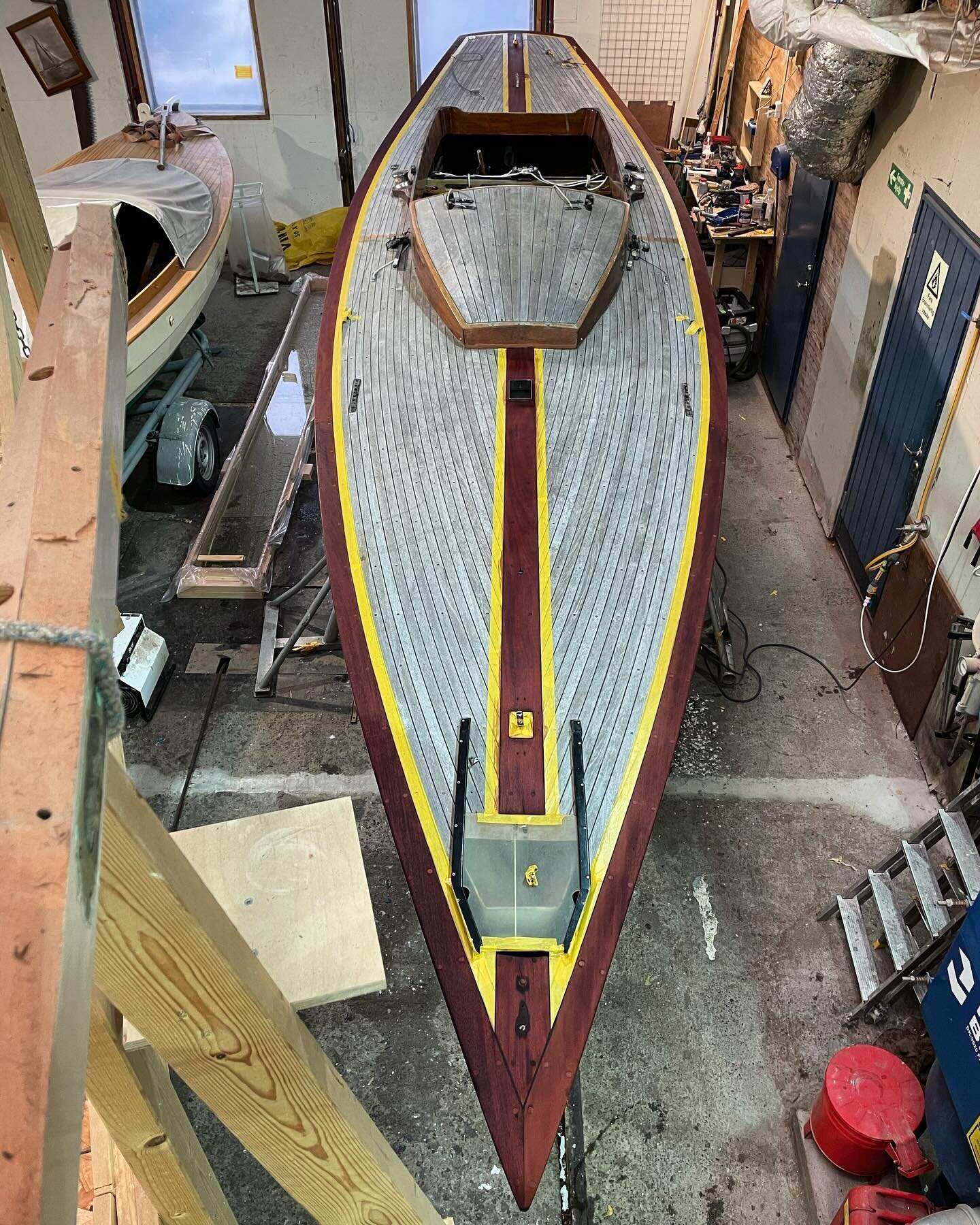 Two coats of stain on this International dragon class. 
&bull;
&bull;
&bull;
#woodenboat #boatbuilding #workshop #tools #restoration #sailing #dragonclass #dragon #diy #boat #wood #woodworking #oslo #explorepage #norway