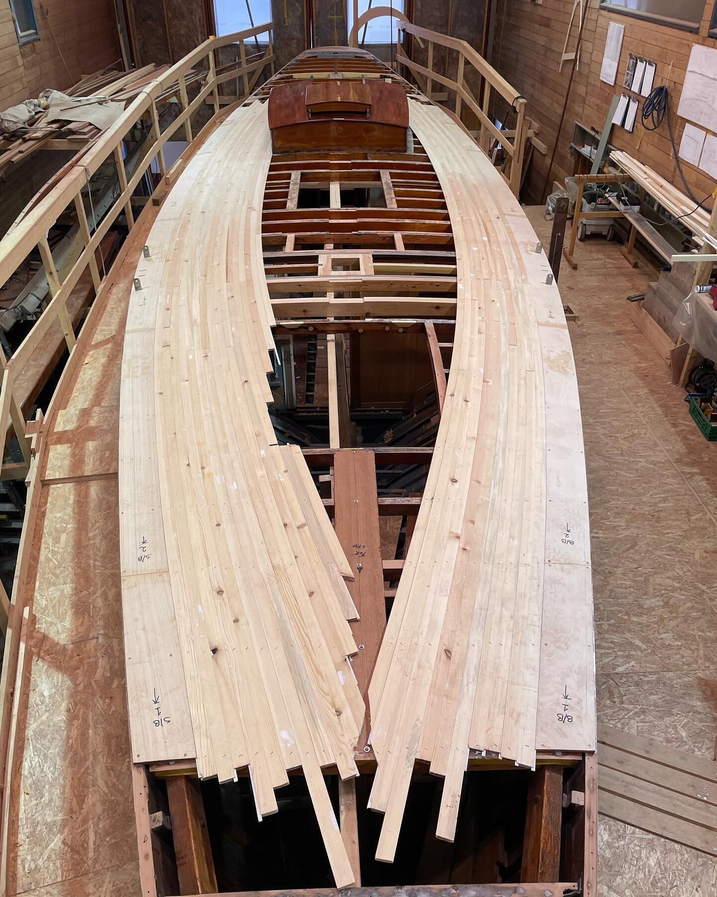 The first layer on Mobella&rsquo;s deck is really coming together. 😃
&bull;
&bull;
&bull;
#woodenboat #boatbuilding #restoration #woodworking #wood #boat #yacht #sailing #explorepage #shipwrights #workshop #tools #boatrepair #winter #oslo #diy #norw
