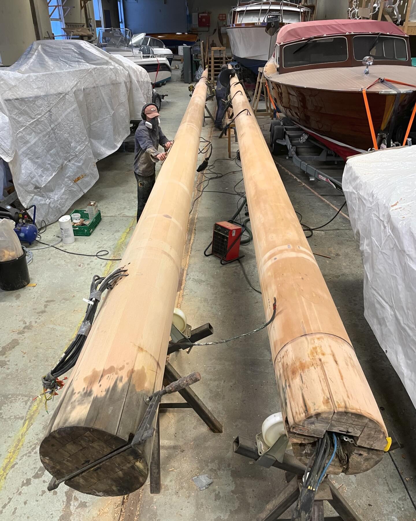 Two large masts are being repaired, sanded and varnished. 
&bull;
&bull;
&bull;
#woodenboat #boatbuilding #restoration #workshop #tools #boat #sailing #tallships #ship #woodworking #diy #sanding #repair #foryou #explorepage #oslo #norway #yachting #v