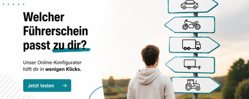 Ein junger Mann steht vor mehreren Wegweisern mit Symbolen für unterschiedliche Fahrzeugtypen, erläutert durch deutschen Text mit Aufruf zum Testen eines Online-Führerscheinkonfigurators.