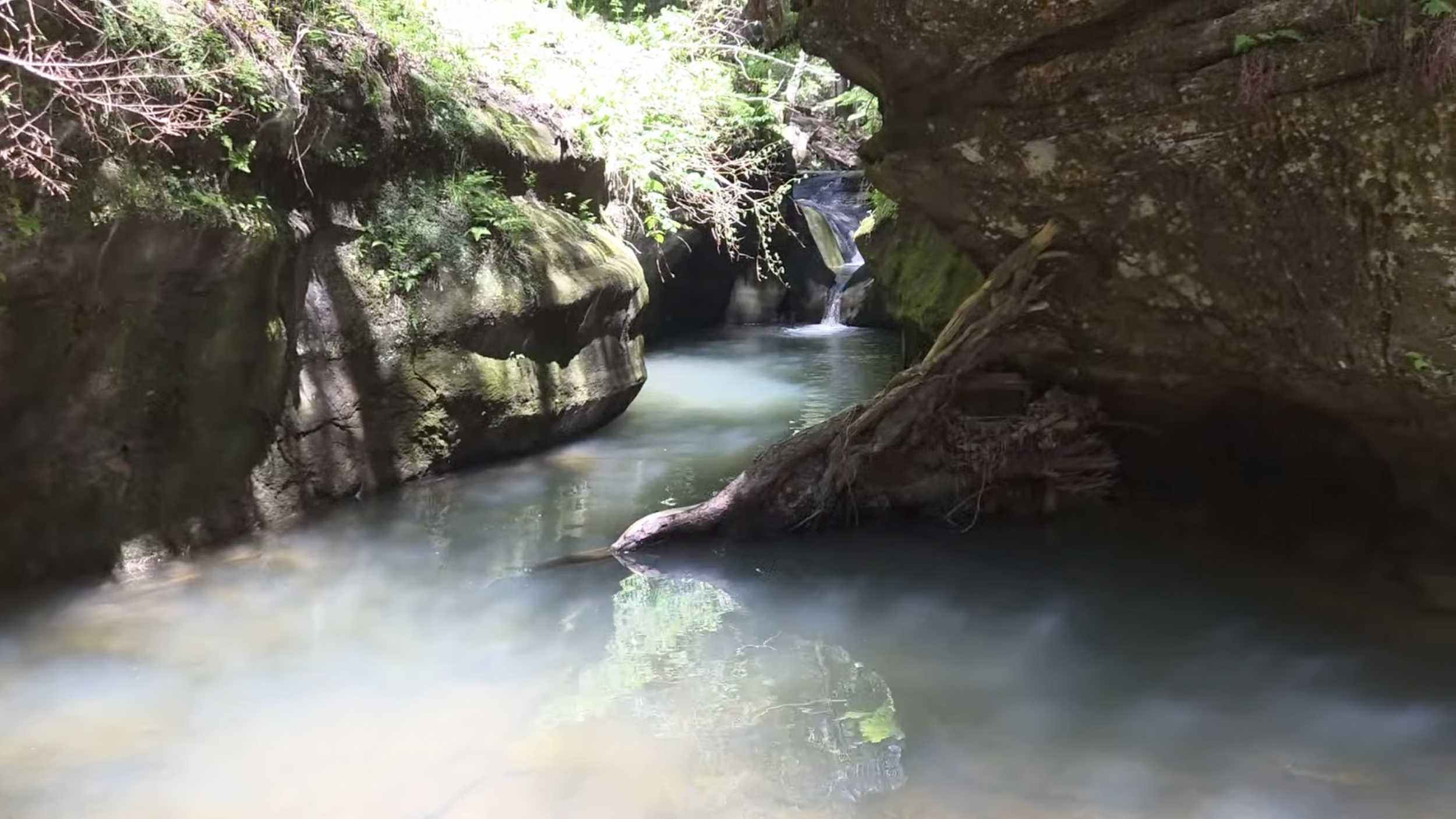 Devil's bathtube feature with stones surrounding the water