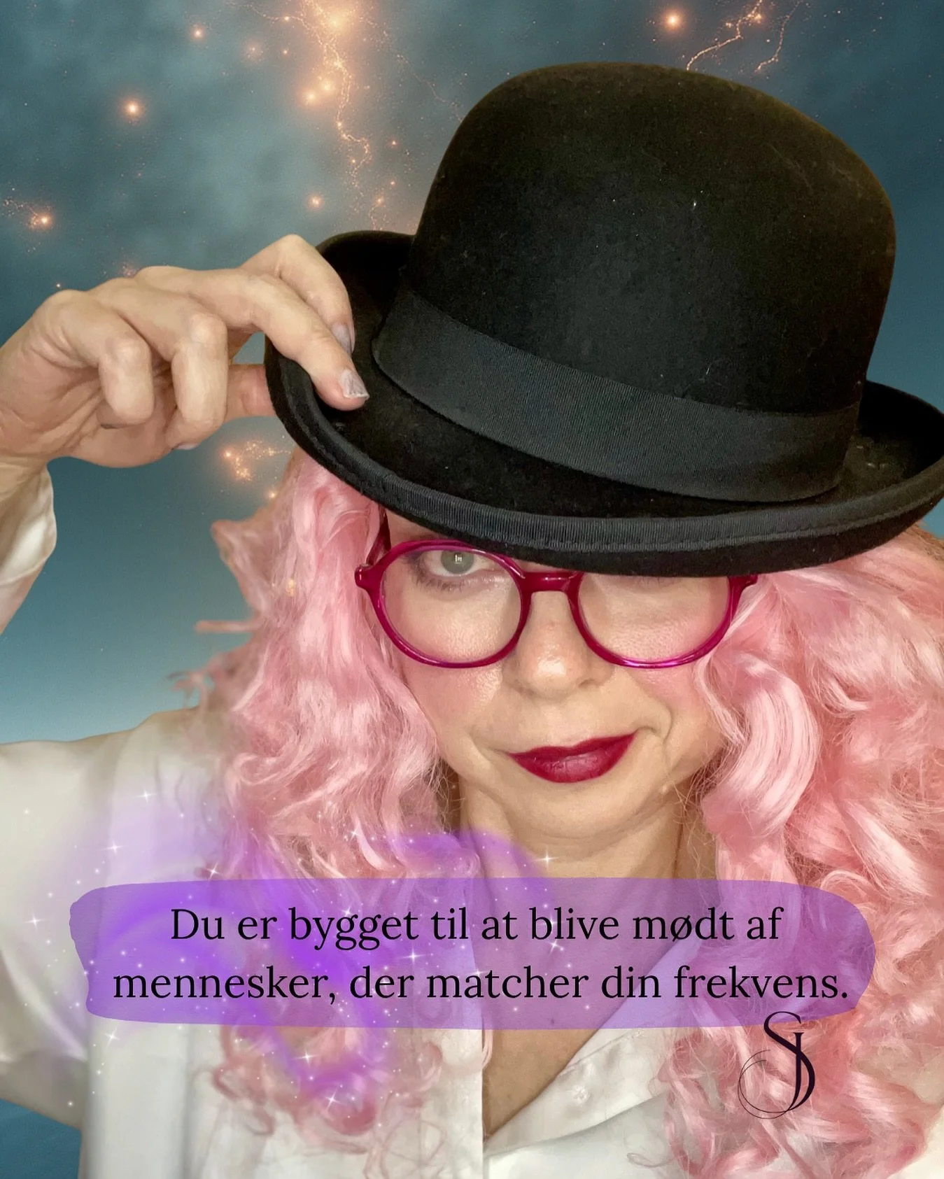 Du har aldrig v&aelig;ret for meget.
De rum, du har v&aelig;ret i, har bare v&aelig;ret for sm&aring;.

Ikke flere relationer, hvor du bliver pakket ind, fordi du m&aelig;rker for meget.
Ikke flere rum, hvor din styrke skal d&aelig;mpes for ikke at v