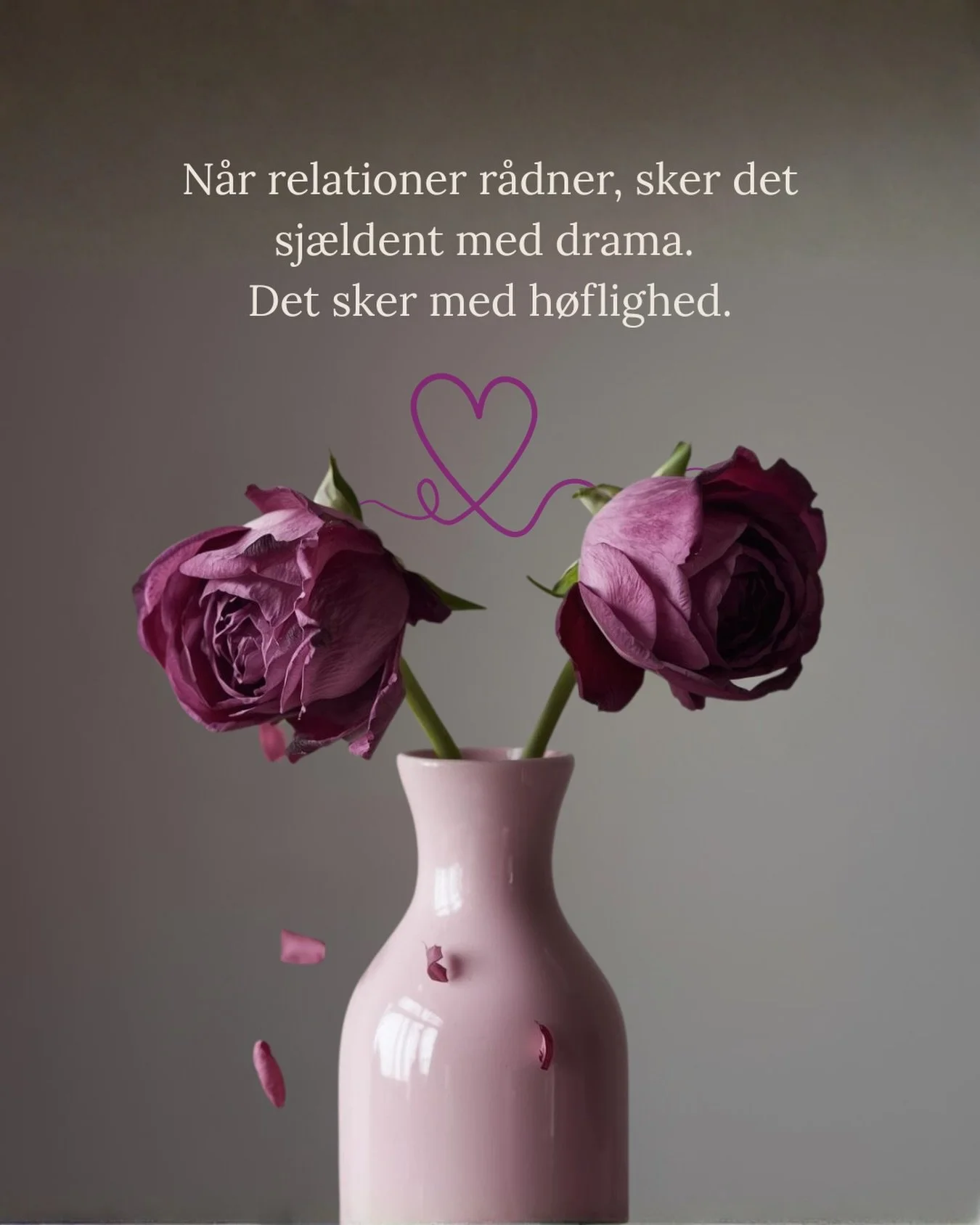 En udbredt misforst&aring;else er, at relationer g&aring;r i stykker med r&aring;b, d&oslash;re der sm&aelig;kker og store ord. Sandheden er ofte mere afd&aelig;mpet. 

De fleste relationer d&oslash;r i lav volumen.
De d&oslash;r i s&aelig;tninger, d