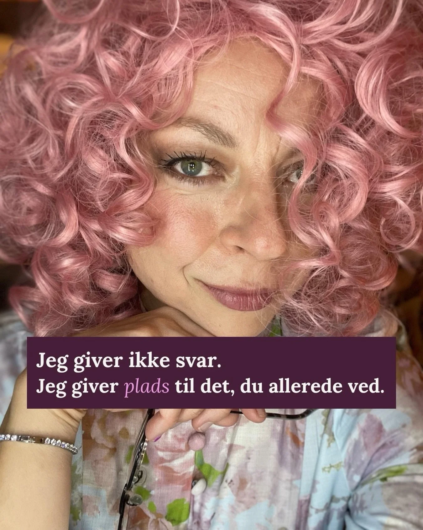 Der er ikke noget galt med dig, der skal fixes.
Der er en krop, der i &aring;revis har ventet p&aring; at blive lyttet til.

Jeg giver dig ikke svar. Ikke fordi jeg ikke kan, men fordi det ikke er mit arbejde. G&oslash;r jeg det for dig, tager jeg ba