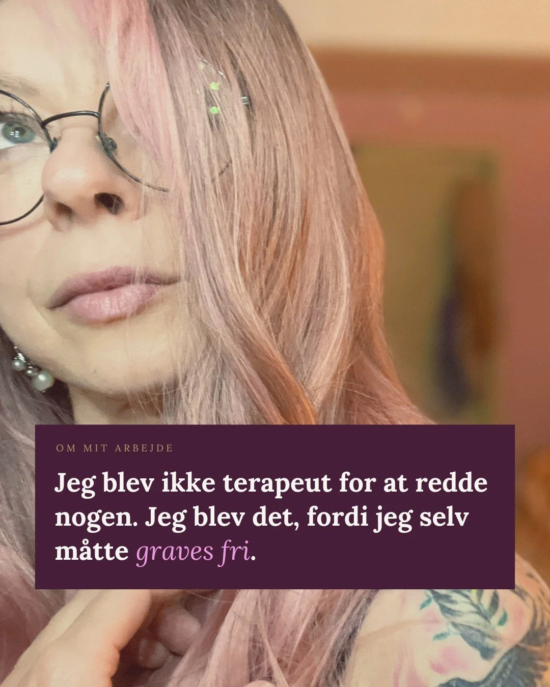 25 &aring;r med andre menneskers sandheder har l&aelig;rt mig &eacute;n ting: den p&aelig;ne version er aldrig den, der healer noget.

Det er den ucensurerede, akavede, uperfekte version (den du helst vil undg&aring; at sige h&oslash;jt) der rykker n