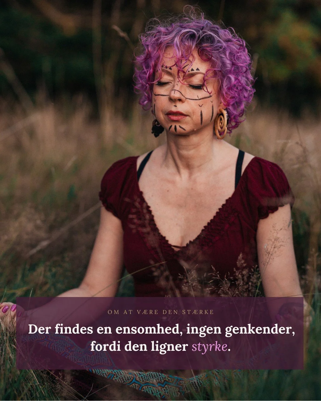Der findes en ensomhed, der ligner styrke udefra.

Hun har altid overblik.
Han er altid rolig.
De har altid overskud.

Og s&aring; t&aelig;nker vi, at de ikke har brug for noget.

Men indefra kan det f&oslash;les helt anderledes. Ensomt.

For hvis de