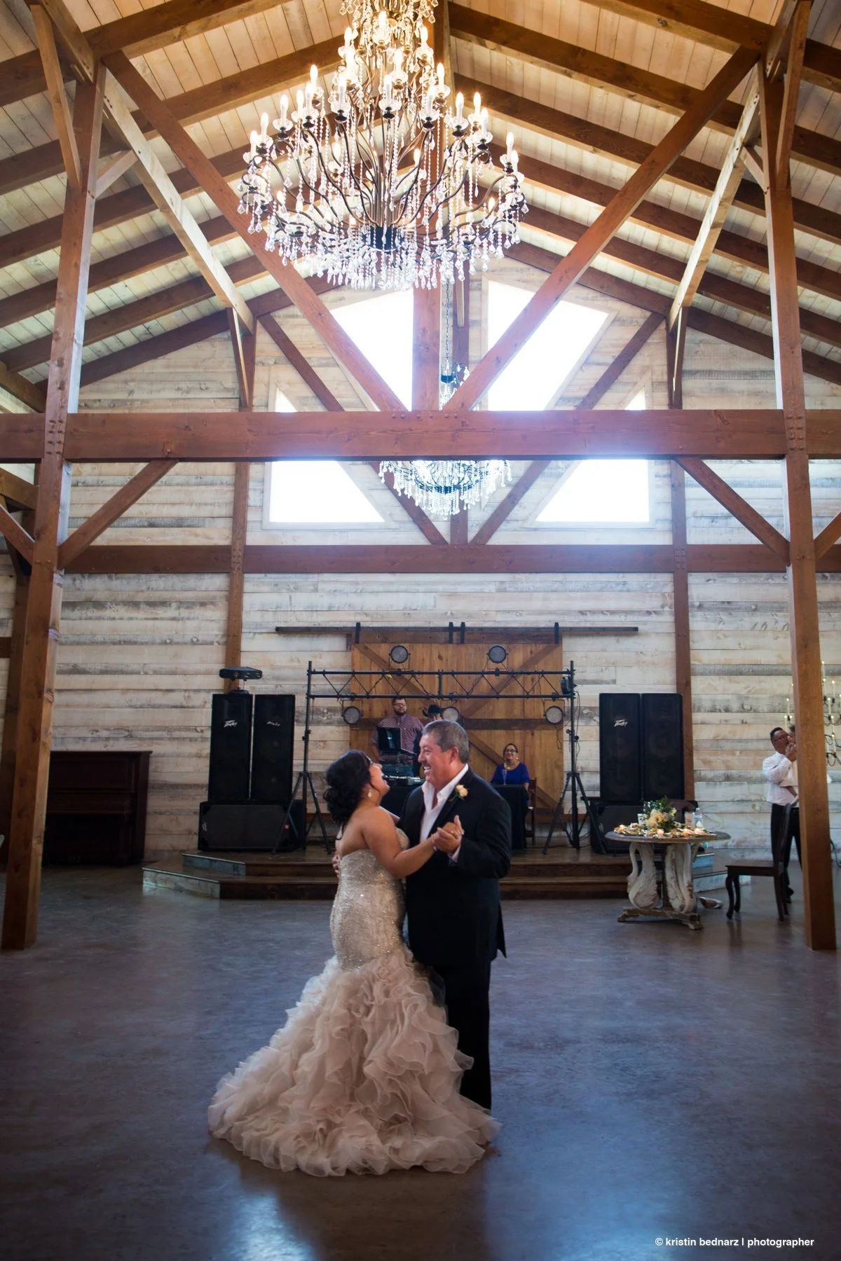  I mean, just look at this? &nbsp;Those rafters are gorgeous!!!! 