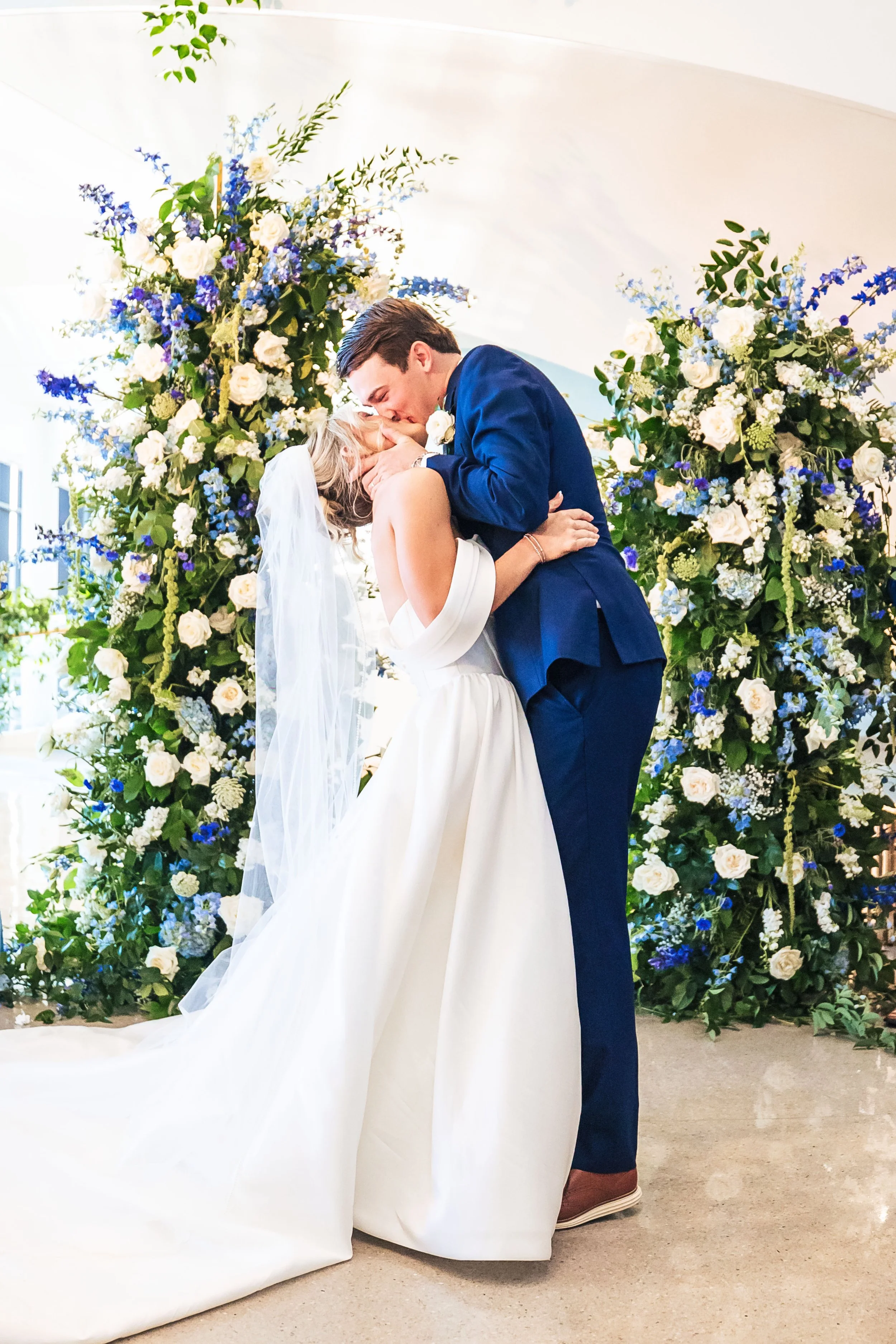 WHAT A KISS!