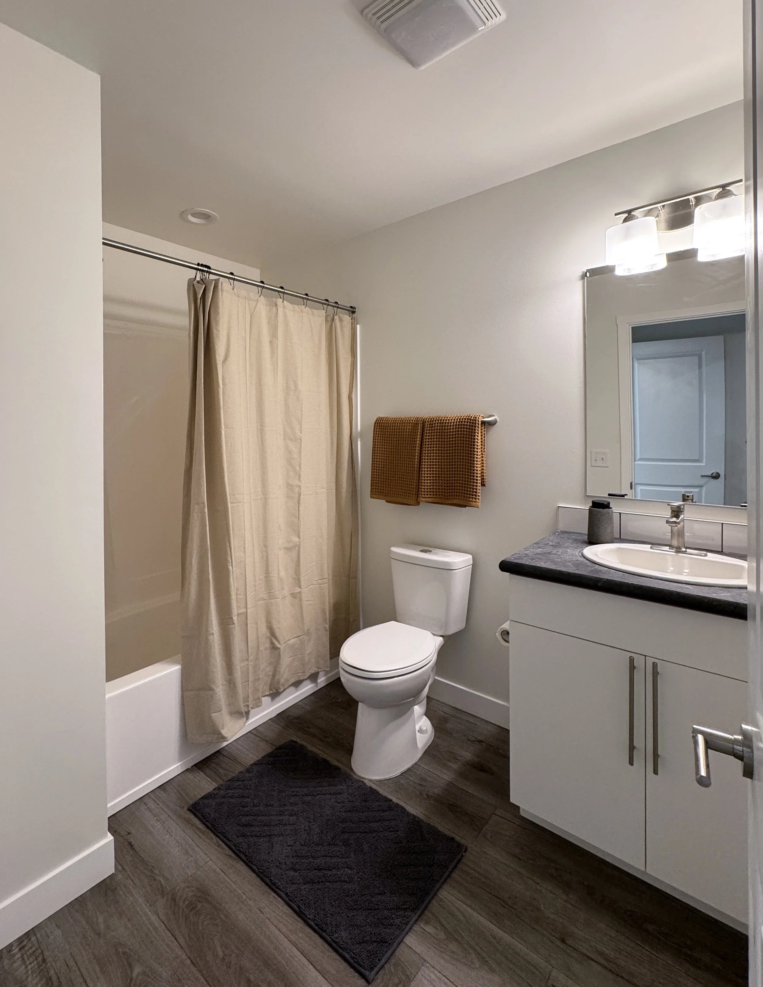2Bed-_0009_Guest Bath.jpg