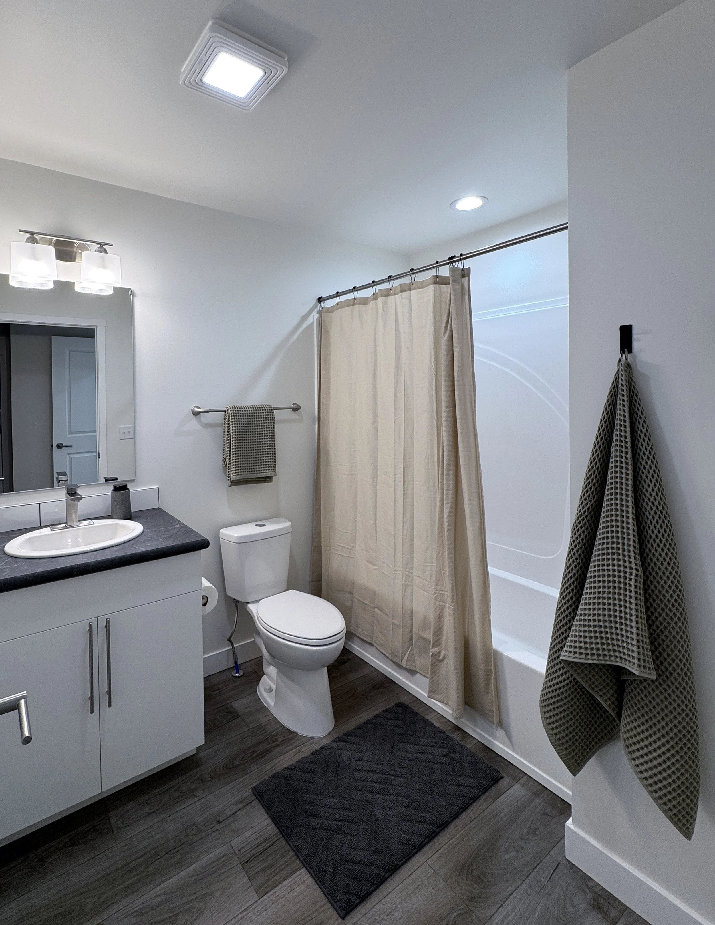 2Bed-_0005_Main Bath.jpg
