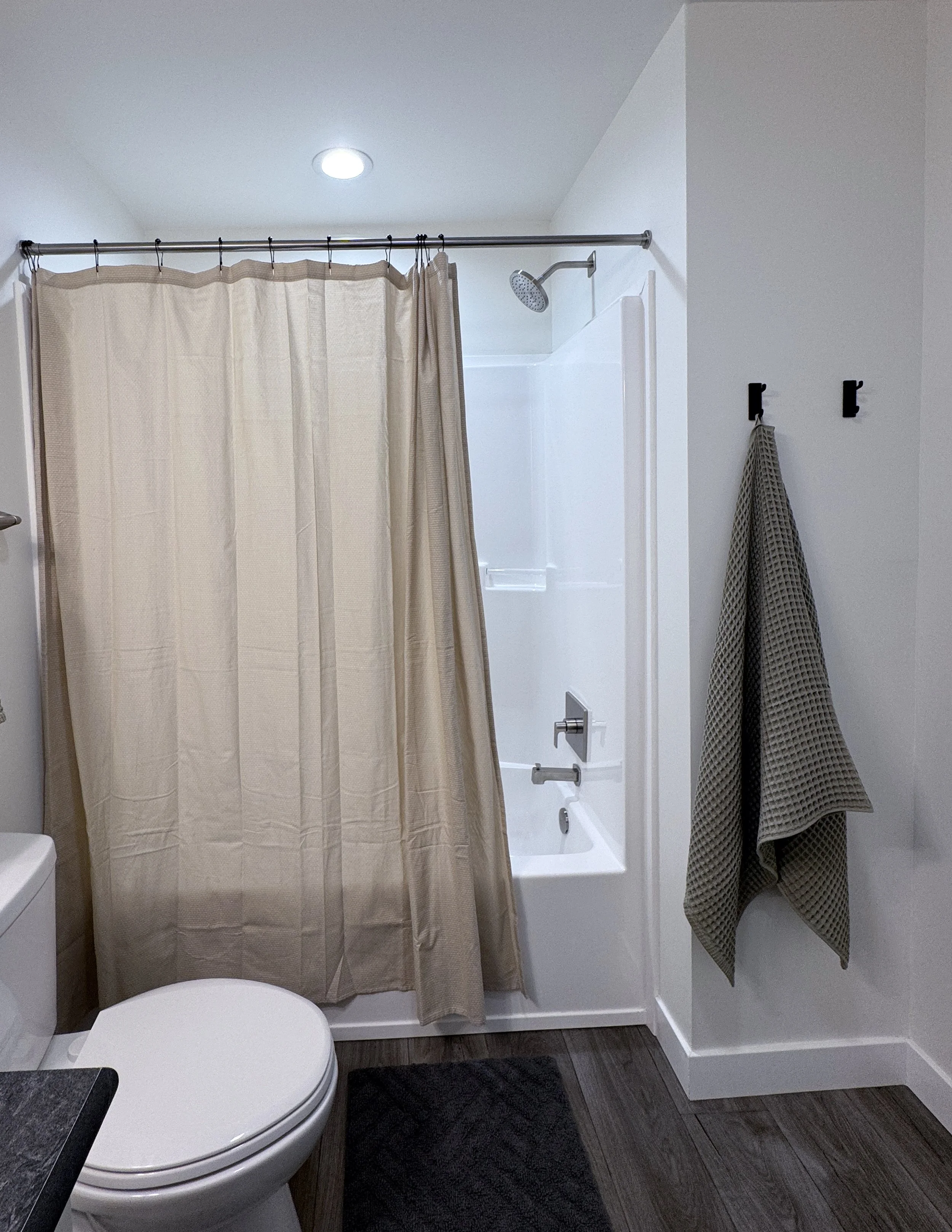 2Bed-_0006_Main Bath2.jpg
