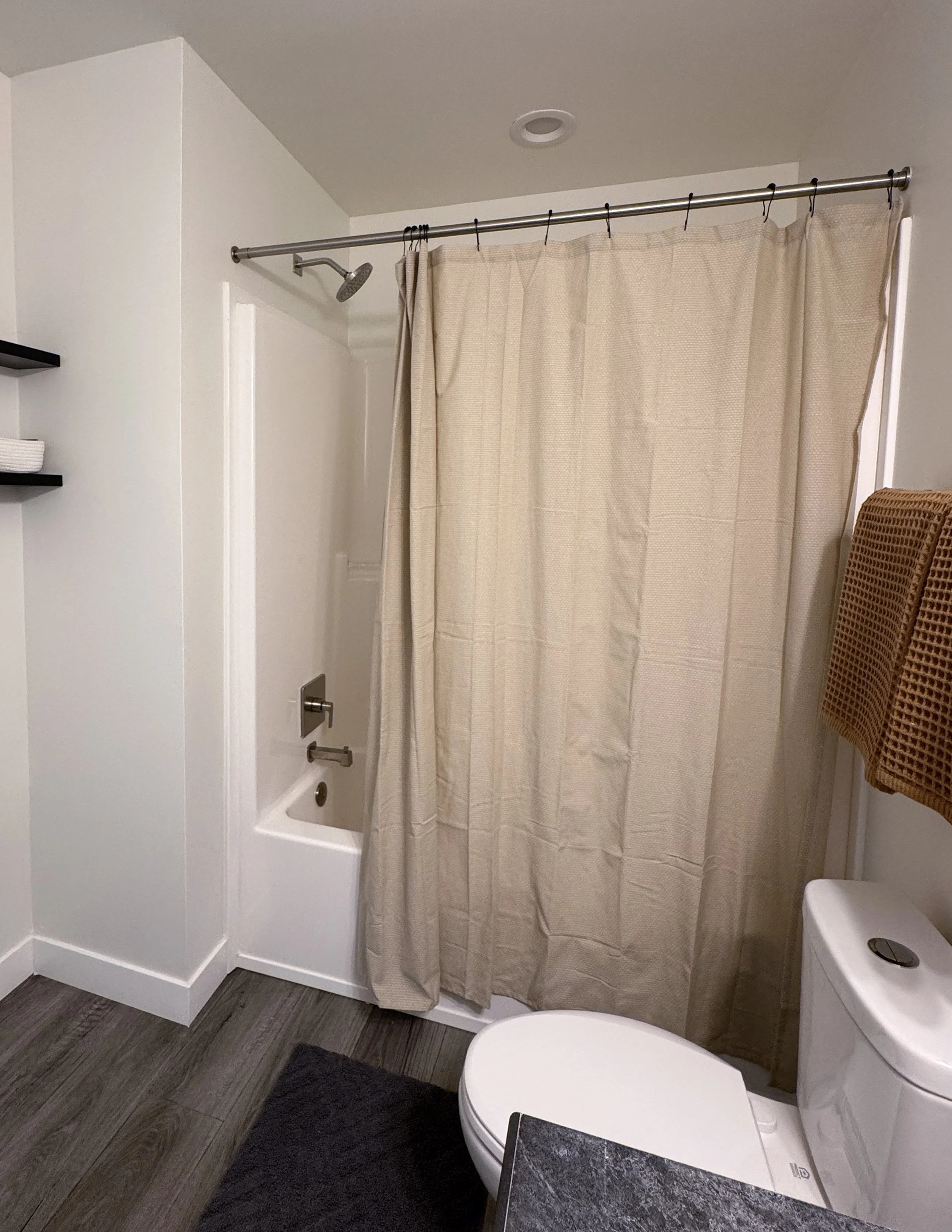 2Bed-_0011_Guest Bath3.jpg