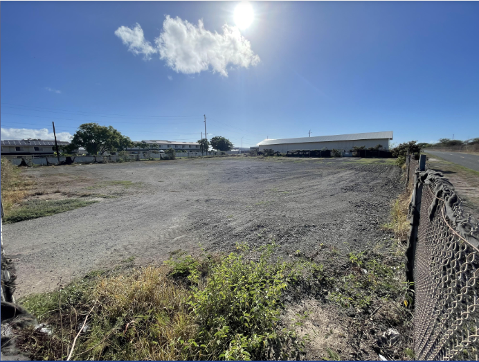 Midway and Roosevelt Avenue: land for lease