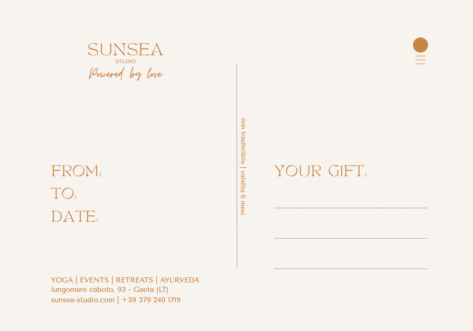 Una scheda regalo con testo in italiano, con campi per mittente, destinatario, data e dettagli del regalo, e informazioni di contatto dello studio SunSea.