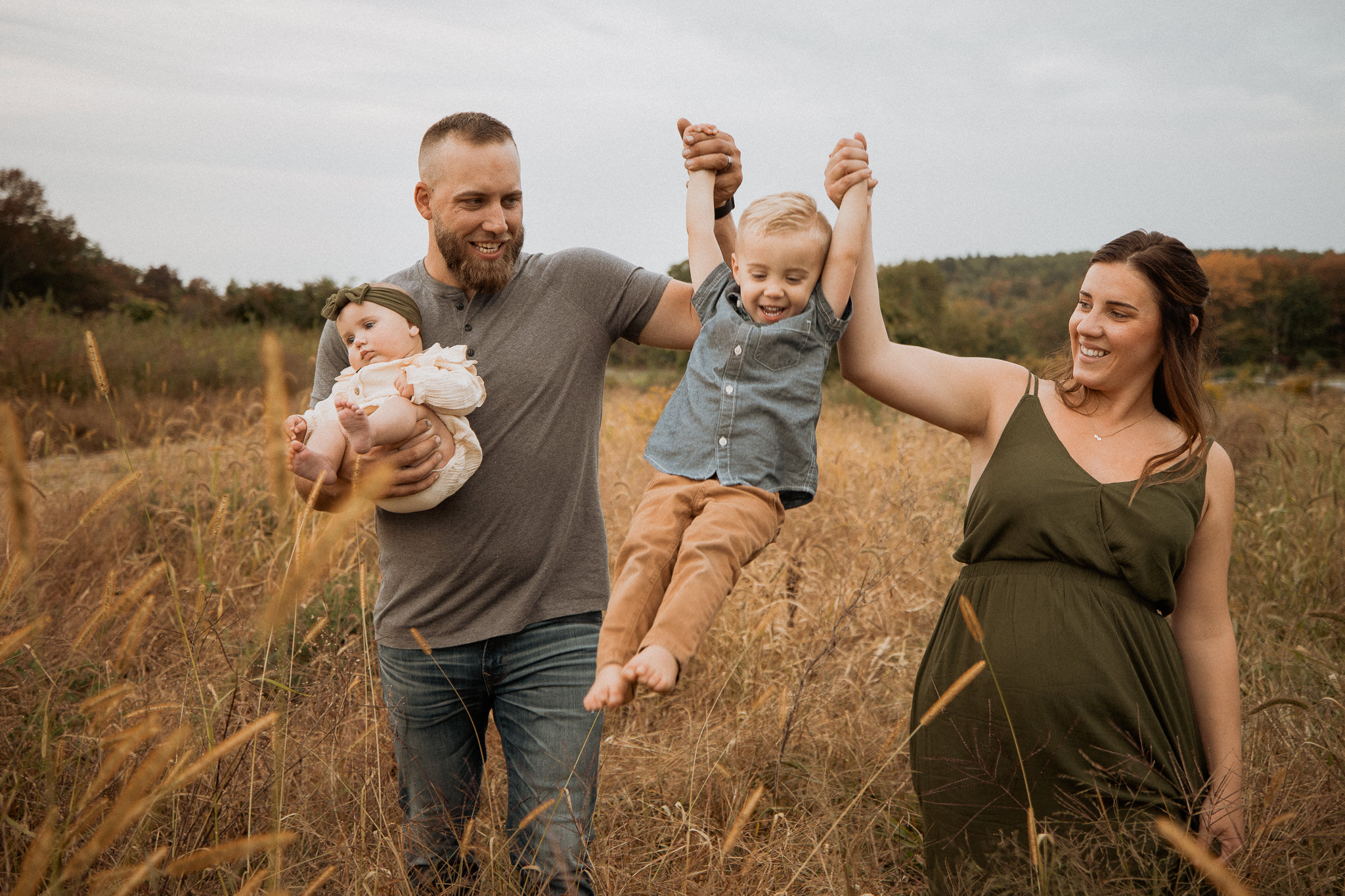 family-portrait-on-farm-central-massachusetts-family-farmer-creative-photographer-new-england