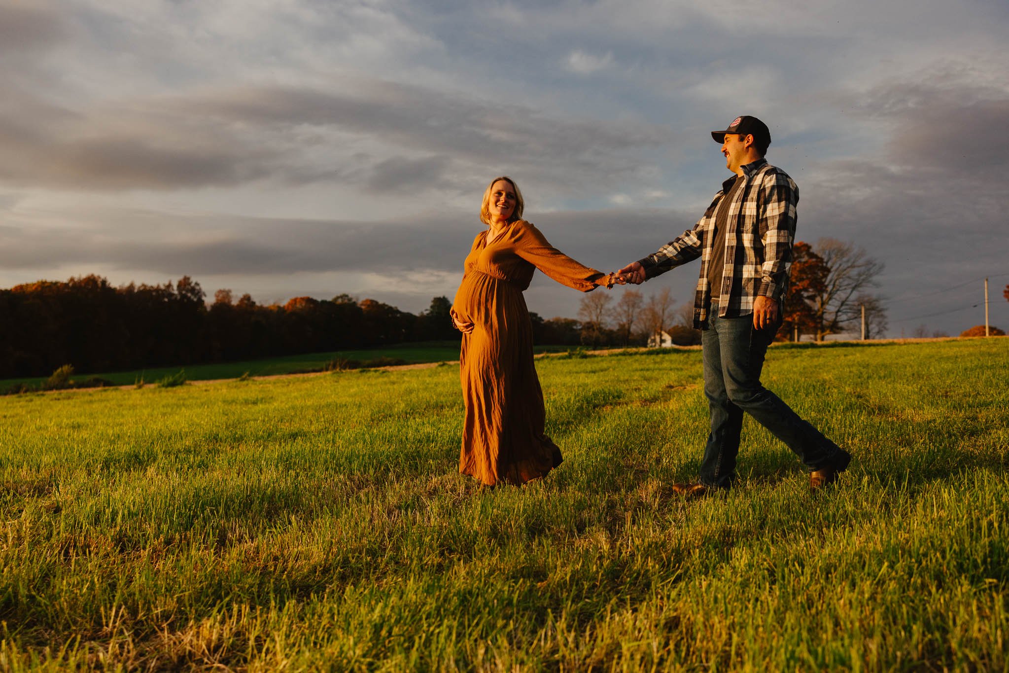 maternity-sunset-walking-couples-portrait-professional-photography-central-massachusetts-family-farmer-creative-photographer-new-england