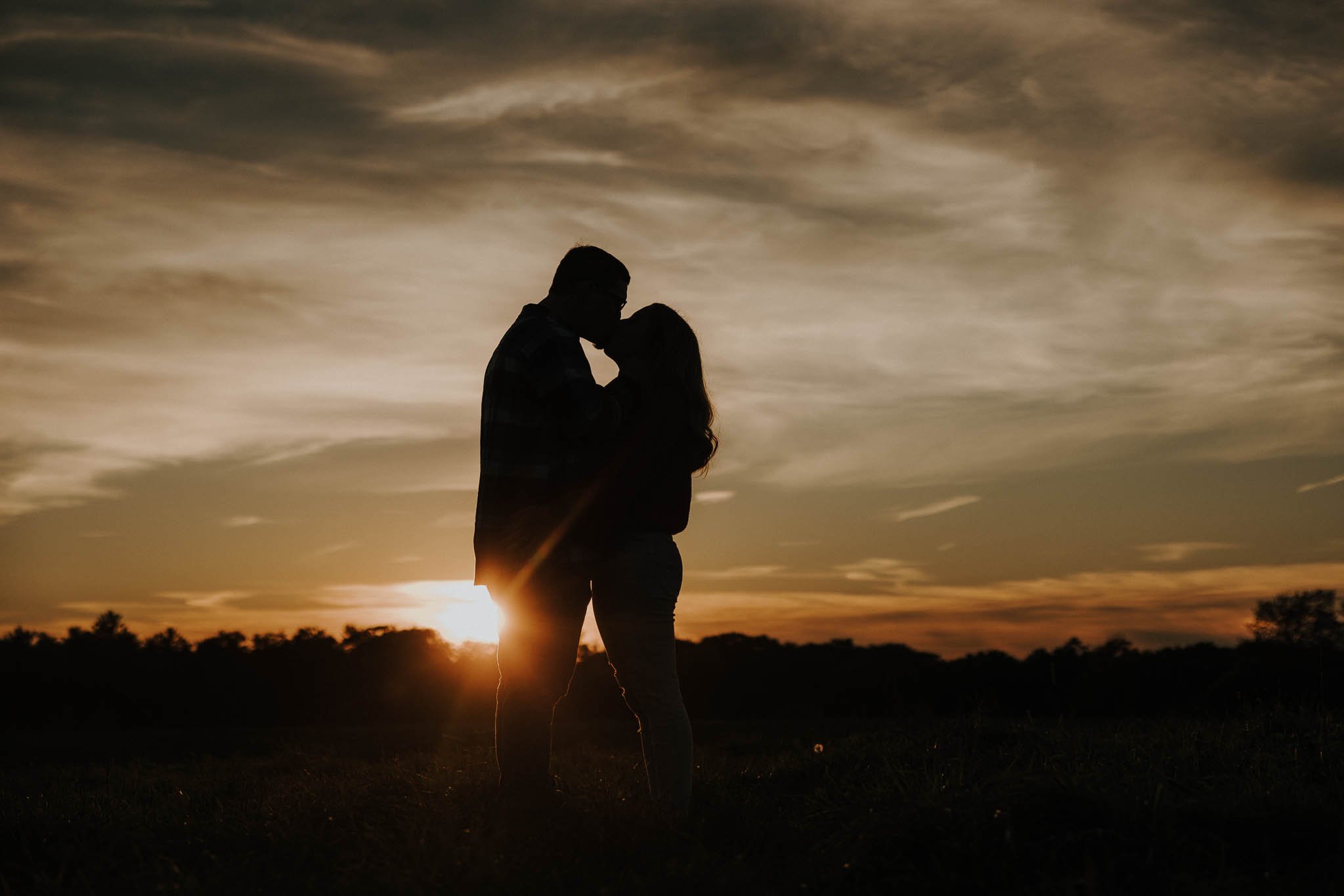 couple-kissing-portrait-central-massachusetts-family-farmer-creative-photographer-new-england