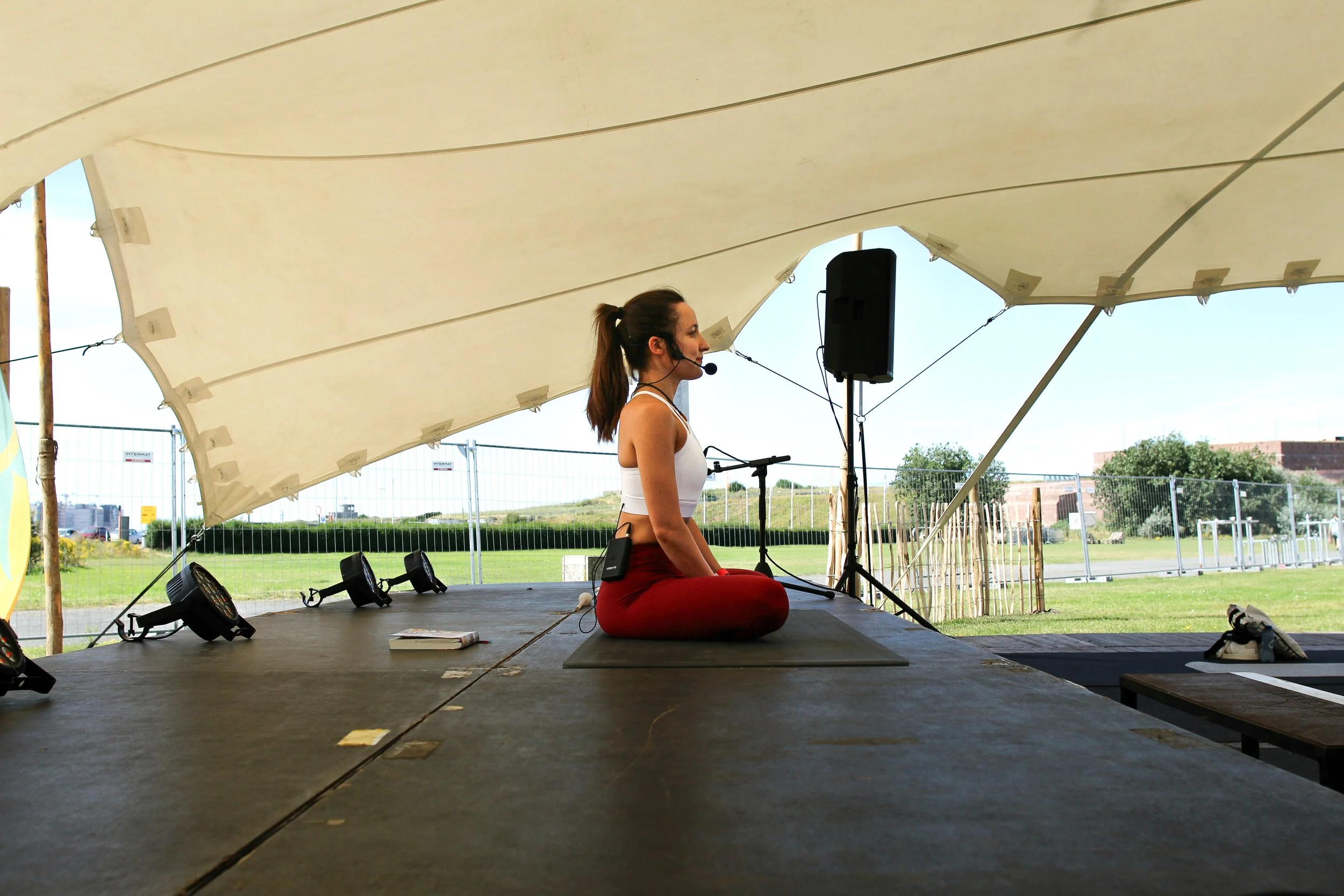 Event yoga sessie voor teambuilding aan de Belgische kust