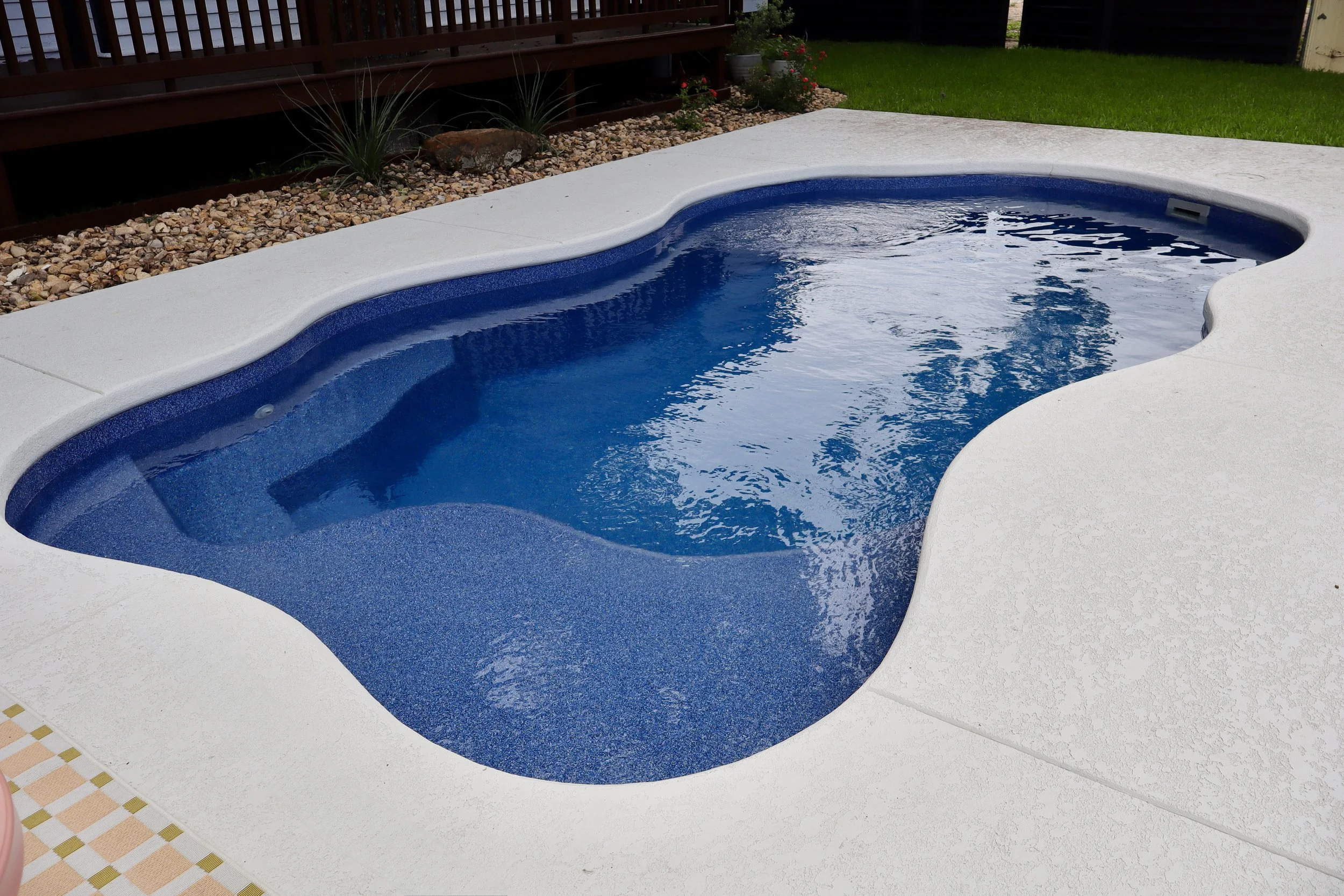 Pleasant Cove in Sapphire Blue - Latham Pools