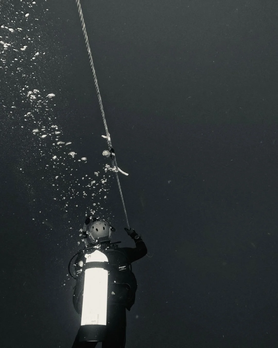 One exhilarating part of wreck diving is going down the anchor line to a new wreck, not knowing what will be on the other side ⚓️🏴&zwj;☠️ To me, there&rsquo;s something thrilling with the sense of exploration you feel as you let out air and drop int