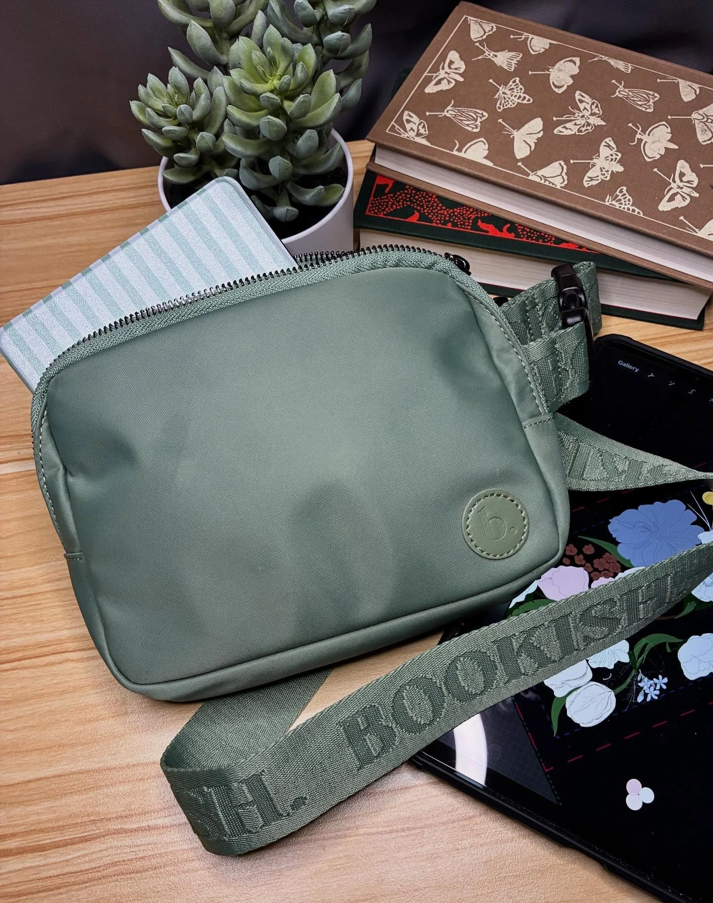 I’m Still not over how good this green + cream combo looks together 💚
I’ve been using both the @thebookishgoods Kindle case and belt bag lately, and I love the quality and the little details—like the “read more books” t