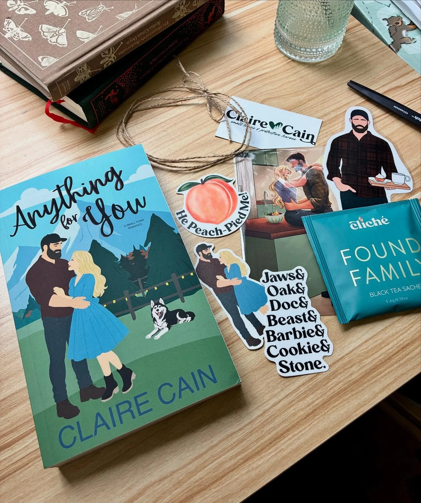 Ya know what made my day!!!???
📖BOOOOOOK MMMAAAAIIILLL! 💌
Thanks @clairecainwriter @thebookishgoods & @gennycarrickwriter @kikimojo @dulciedameron
Nothing makes a reader happier than fresh romance books and cozy bookish merch showing up on t