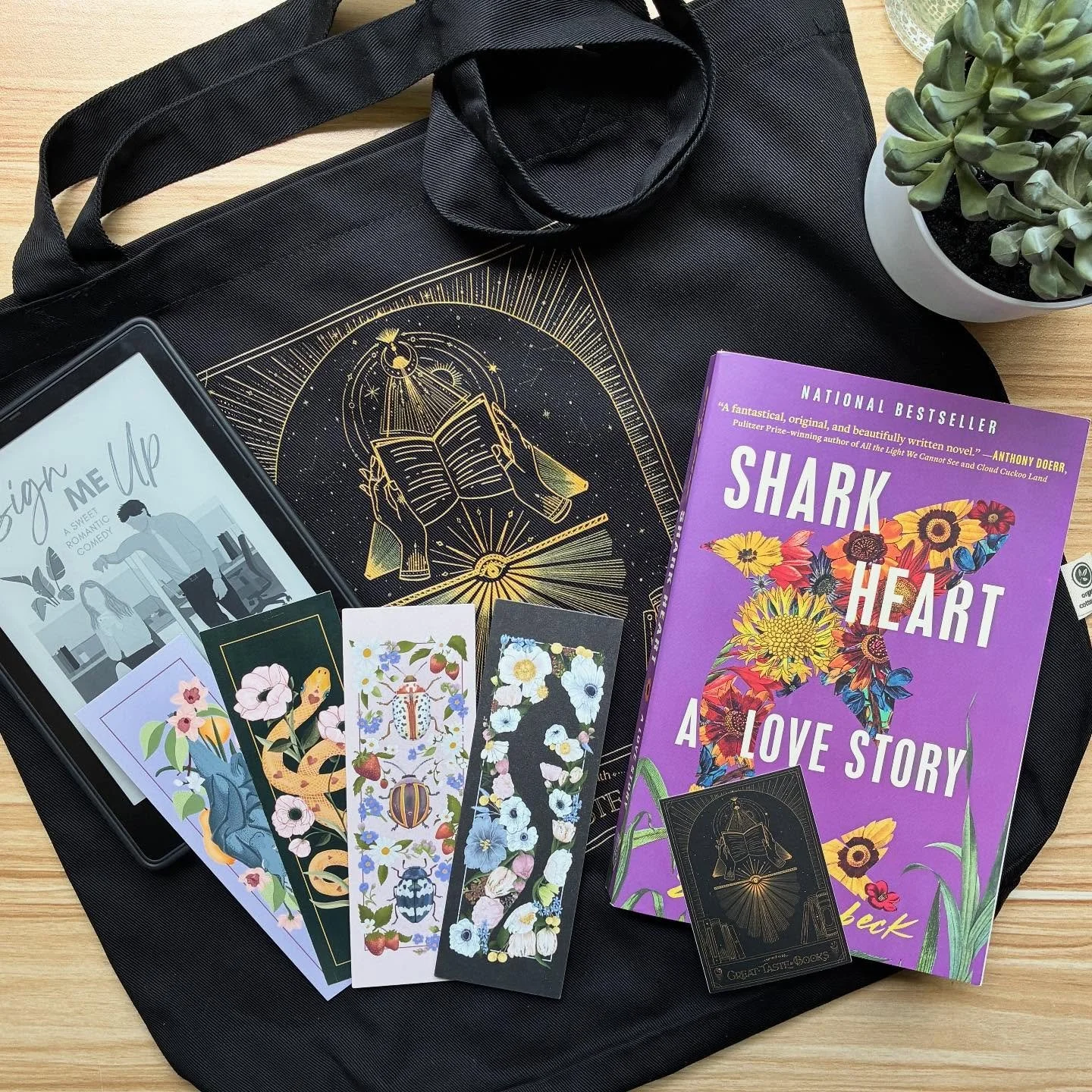 GIVEAWAY 🎉 It&rsquo;s my birthday month&hellip; and I&rsquo;m giving YOU the gifts! Hobbit Style 😉 

Here&rsquo;s what one lucky winner will snag:
📖✨ Sign Me Up ebook by Dulcie Dameron (sorry no kindle)
✨ &ldquo;Cursed with Great Taste in Books&rd