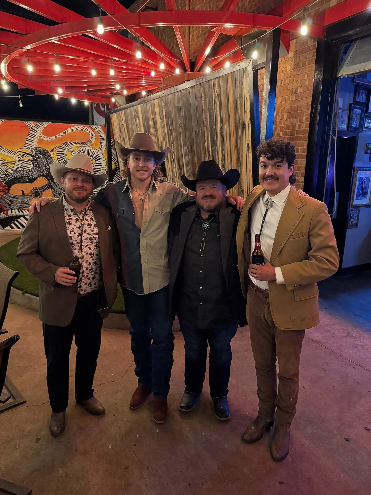 Had another good night @thebluelightlive! Lubbock was good to me as always, and I spotted a couple legends in the crowd! Thanks for coming out y&rsquo;all, see ya tonight San Angelo @blainespub