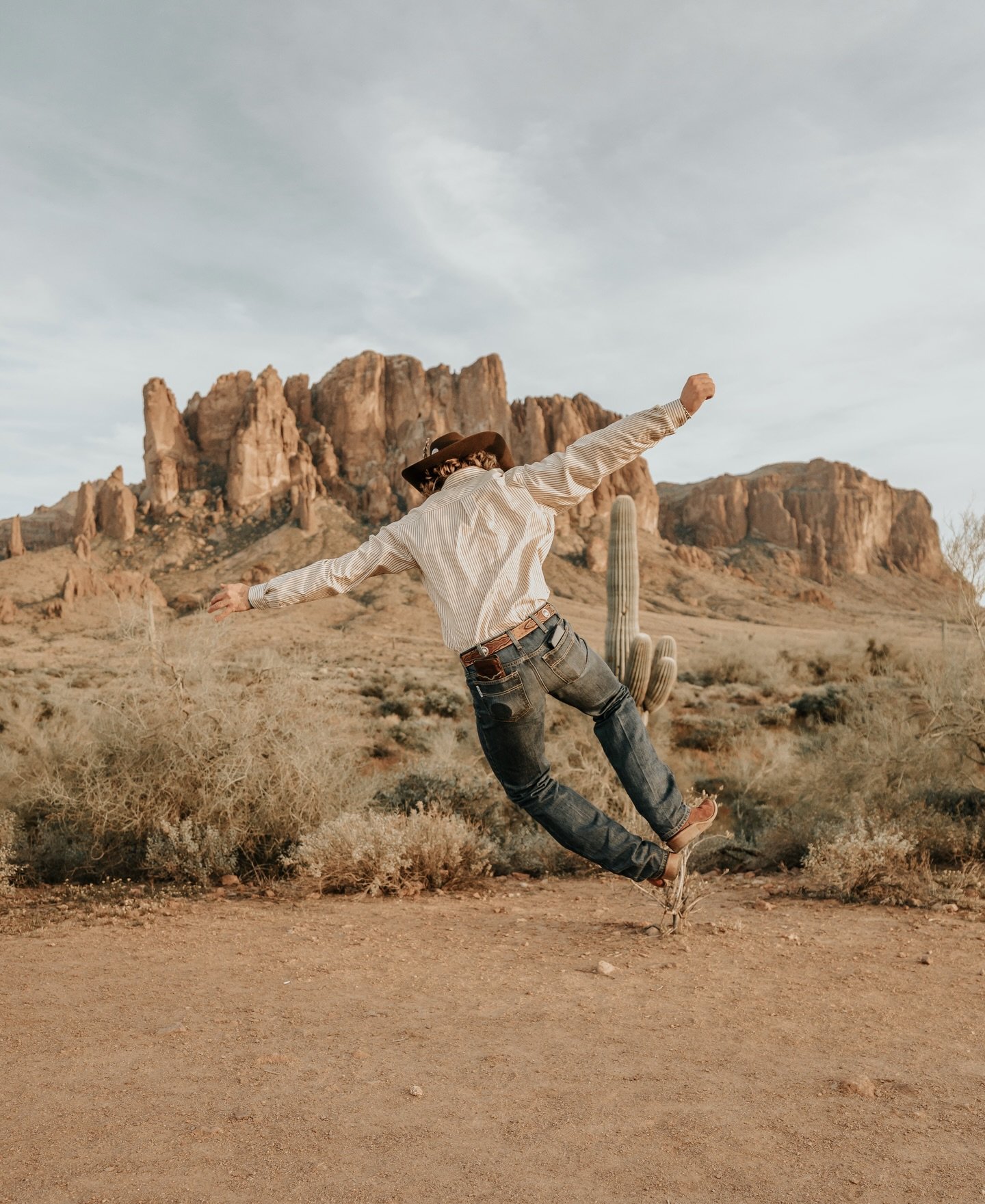 Cowboys need love or they&rsquo;ll drive you insane..
&bull;
📸 @shotsbylawson 
🧢 @oghatco @americanhatco 
👕👖 @cinchjeans 
🥾 @ariatinternational
