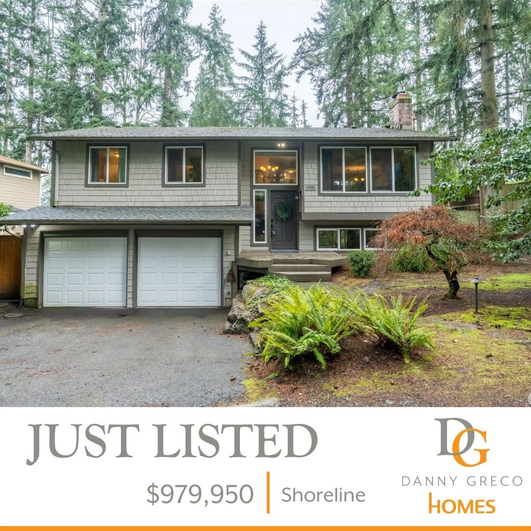 JUST LISTED! 🎉⠀⠀⠀⠀⠀⠀
⠀⠀⠀⠀⠀⠀⠀
Welcome home! This split-level Shoreline beauty boasts so many updates (roof, furnace, central A/C, electrical panel, etc) that referring to it as "move in ready" would be an understatement. Inside you'll find 