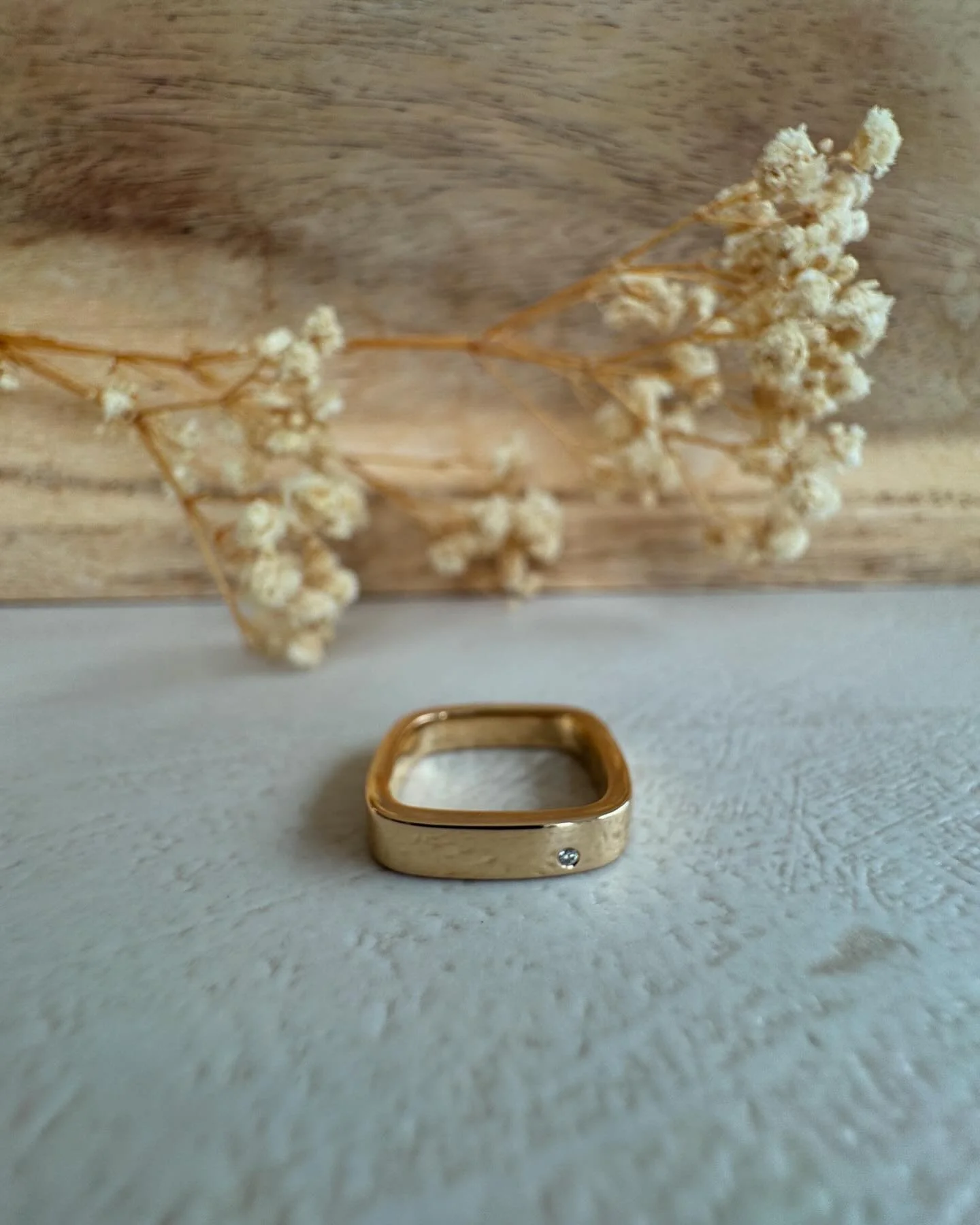 ✨ Alliance carr&eacute; antique or jaune 750 et diamant ✨ 
 
&laquo;&nbsp;Le destin ram&egrave;ne toujours les tr&eacute;sors &eacute;gar&eacute;s&nbsp;&raquo; 

#tresor #alliance #mariage #wedding #weddingring #bague #bagueartdeco #ring #or #gold #y