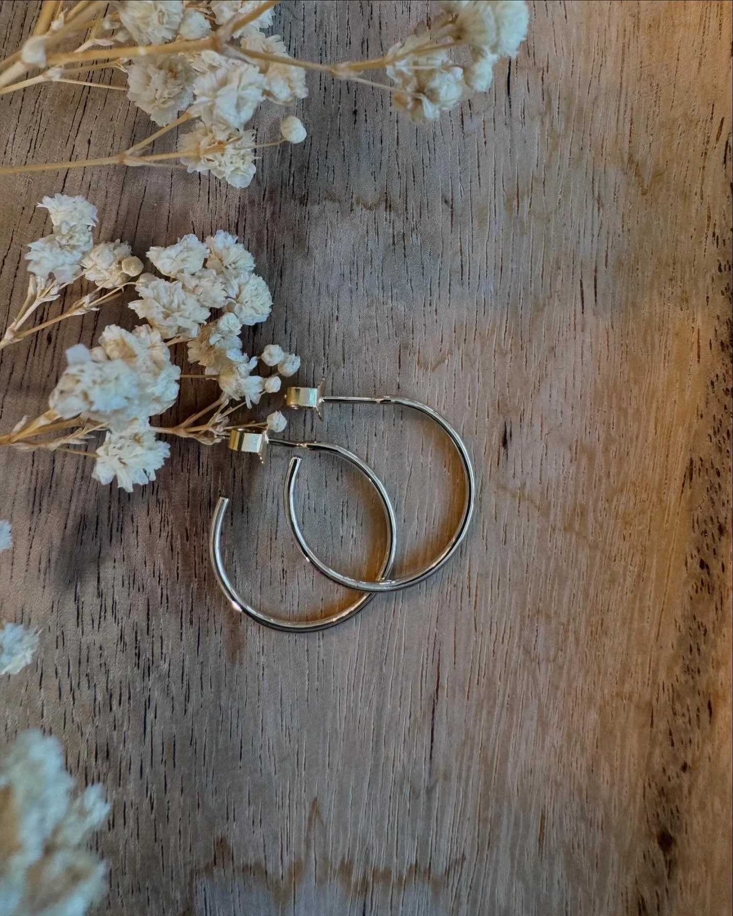 ✨La simplicit&eacute; traverse le temps sans jamais se d&eacute;moder✨

Cr&eacute;oles or 9 carats, un must have 💛

#earrings #boucledoreille #bijoux #intemporel #musthave #delicate #bijouxcreateur #jewelry #gold #goldjewellery #switzerland #swissma