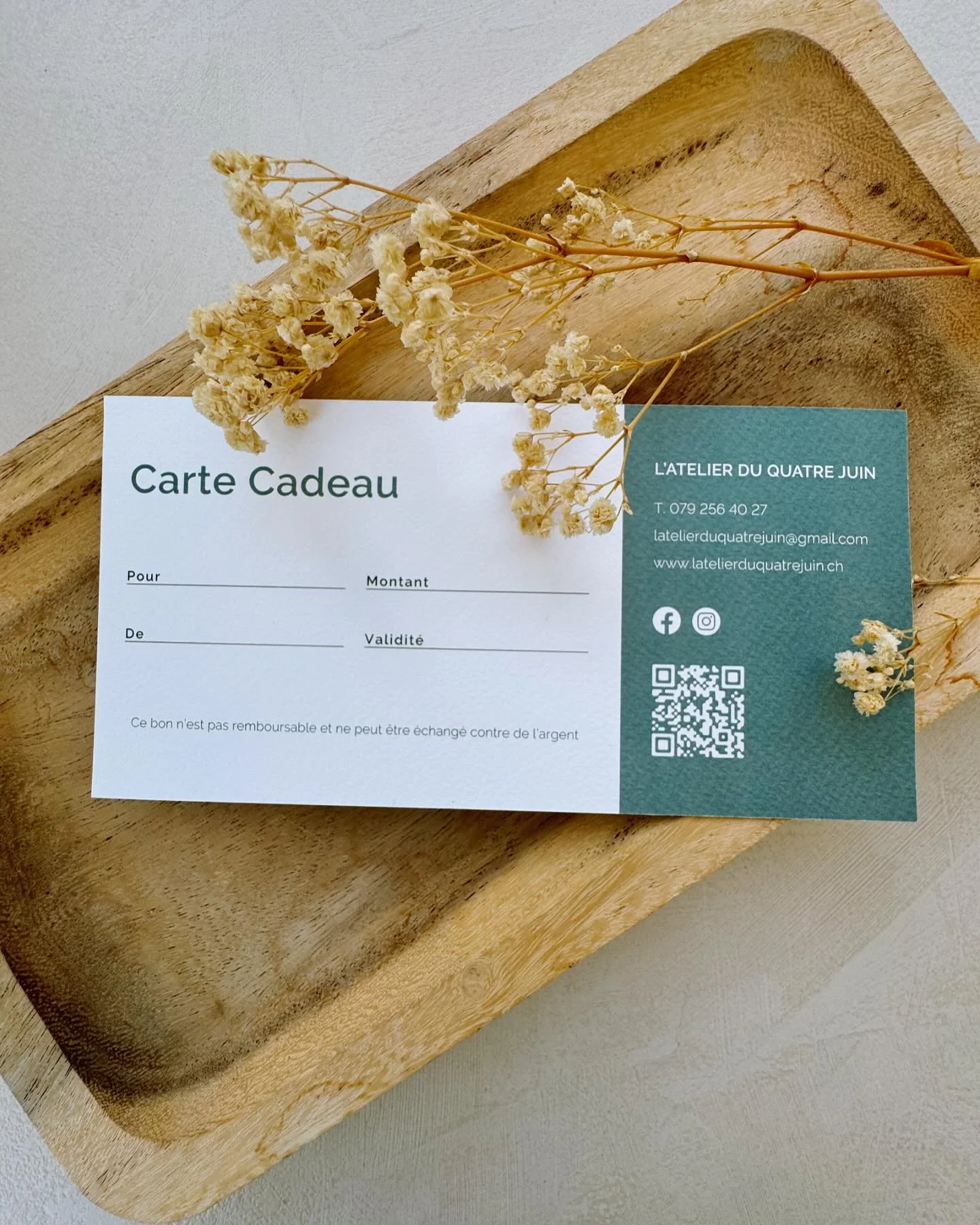 Tu cherches le cadeau parfait pour quelqu&rsquo;un qui t&rsquo;est cher ? Ne cherche plus ! L&rsquo;Atelier du Quatre Juin propose maintenant des cartes cadeaux. 🤗
Plus besoin d&rsquo;avoir peur de te tromper : laisse l&rsquo;heureux(se) 👑 b&eacute