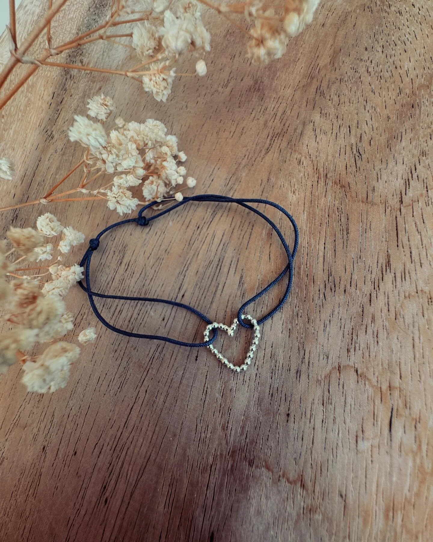 💕 Le c&oelig;ur sait ce que les mots ne peuvent dire 💕

Deux c&oelig;urs: 🩶💛

L&rsquo;un en argent 925 et l&rsquo;autre en gold filled or 18 ct 

#heart #coeur #love #lovers #gift #lovegifts #cadeau #noel #no&euml;l #bijoux #bijouxcreateur #faitm