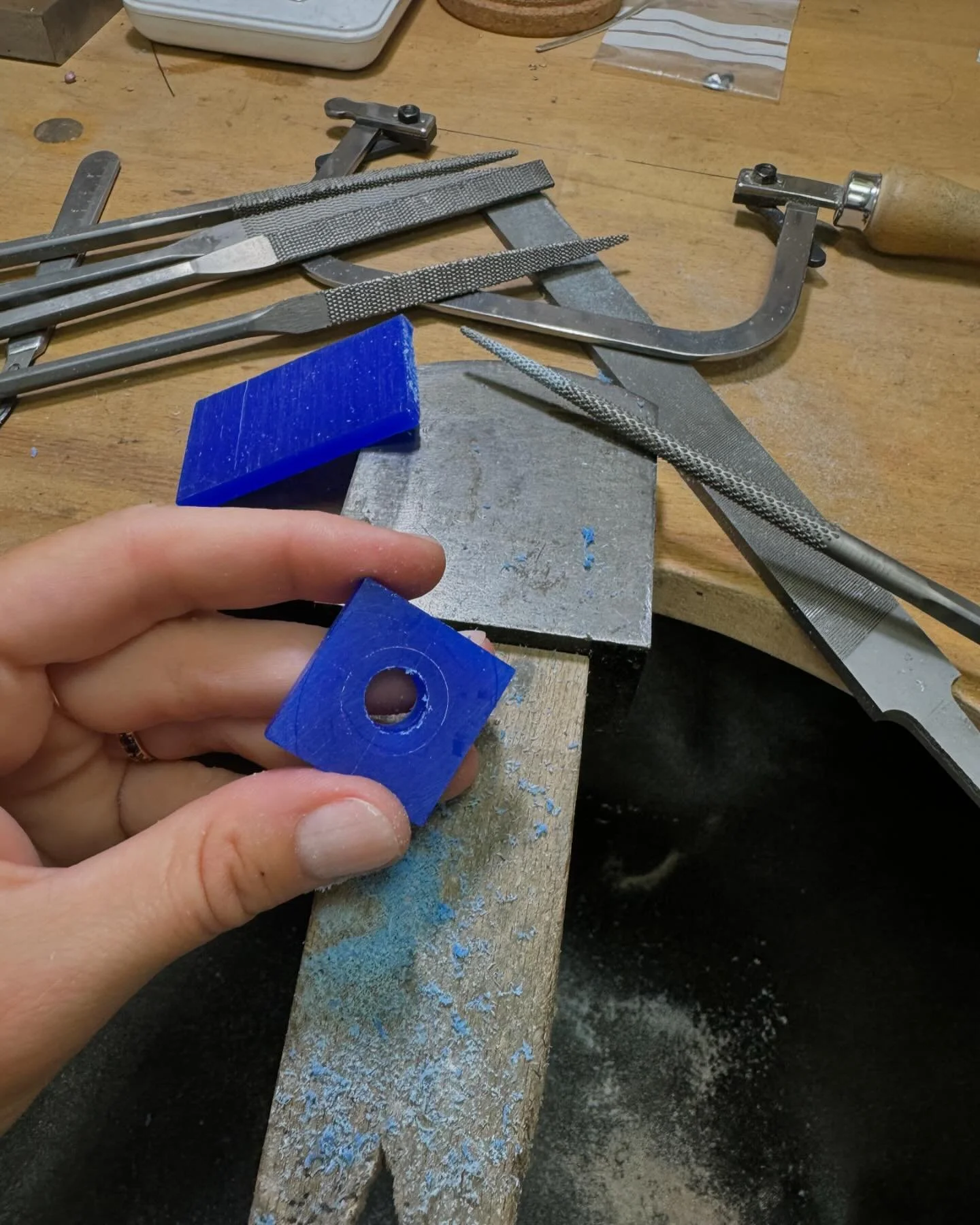 ✨Carrousel photo de chacune des &eacute;tapes de l&rsquo;atelier jusqu&rsquo;&agrave; ton doigt ✨

&Eacute;tape 1 : d&eacute;couper un rond dans mon carr&eacute; de cire
&bull;
&Eacute;tape 2 : tracer les mesures pour commencer &agrave; d&eacute;coup