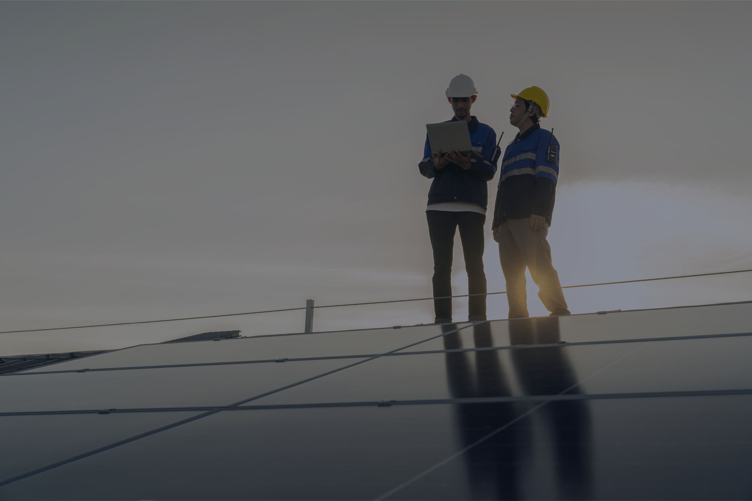 Equipo de ingenieros de Bennu Solar realizando instalación en El Salvador