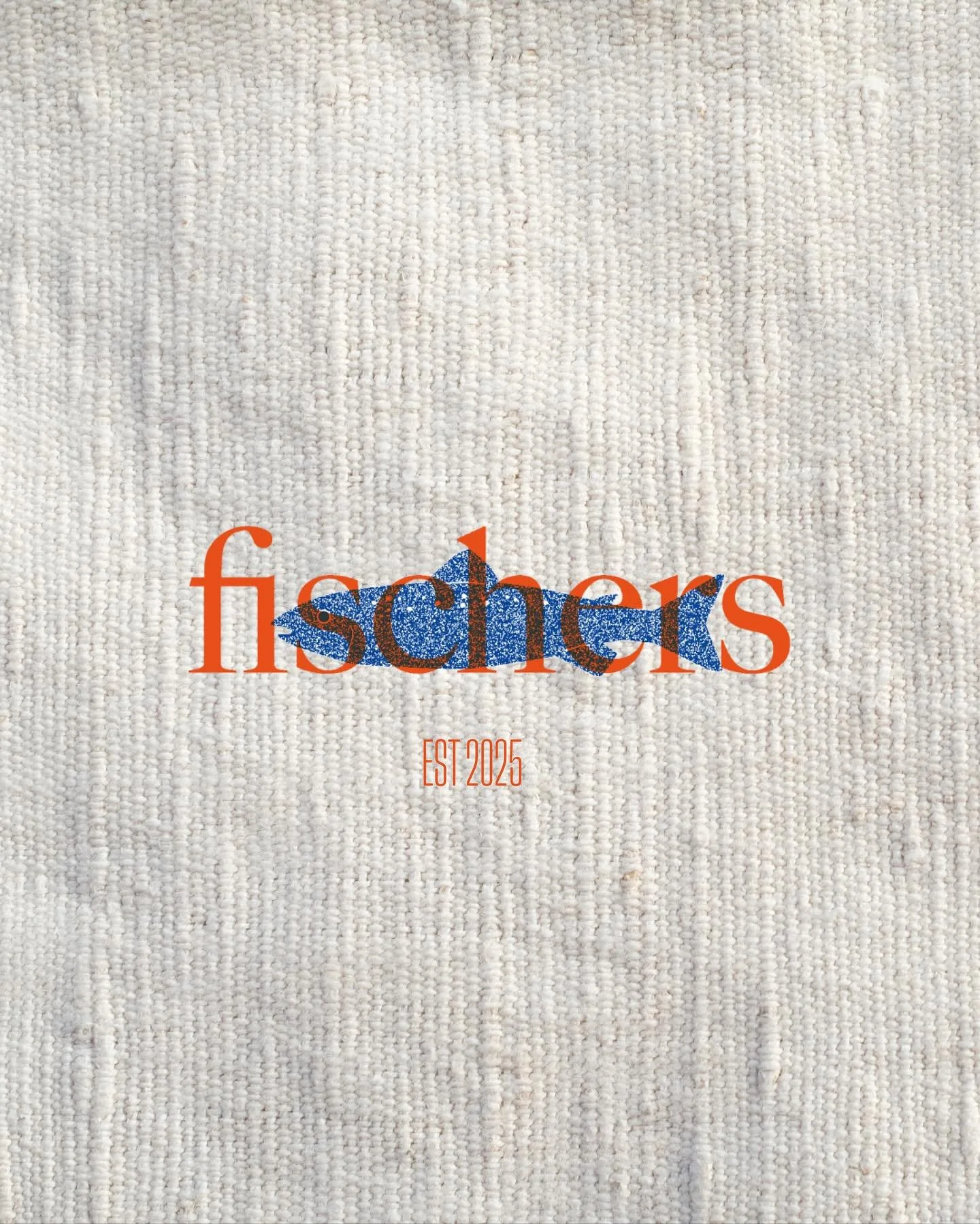 Dies ist ein Brand Drop der anderen Art.
Ohne Auftrag. Ohne Briefing.
Einfach, weil&rsquo;s mich gepackt hat.

Wenn die Freundin sagt: &bdquo;Lass uns ein Restaurant er&ouml;ffnen!&ldquo; &hellip; und mich abends dann mit Pinterest-Inspo bombardiert 