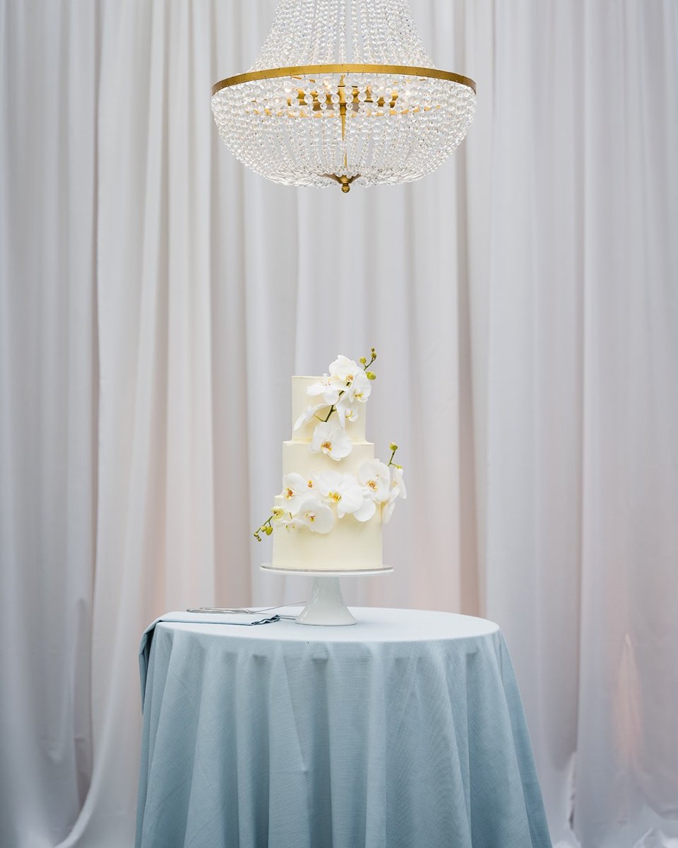 A cake this elegant deserves its own spotlight! @culinarycrafts crafted this showstopper with delicate white florals and timeless simplicity. It&rsquo;s proof that classic never goes out of style. It&rsquo;s the kind of cake that makes you pause and 