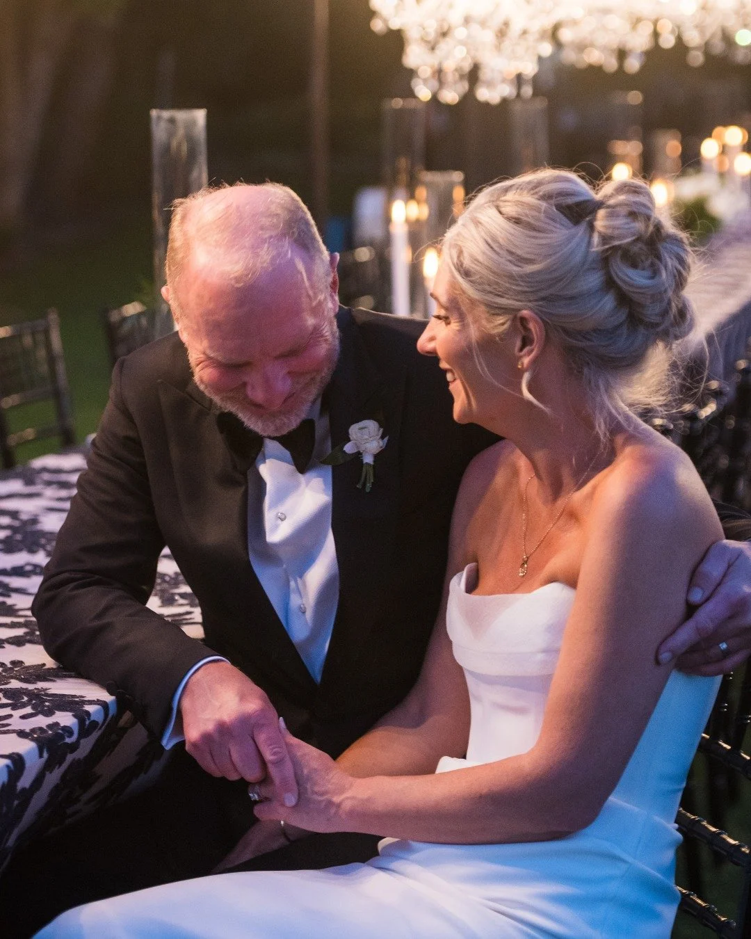 The sweetest part of a wedding day isn’t always the big, planned moments. It’s the quiet laughter, the tender embraces, and the joy of sharing it all with the people you love most.
Planner & Design: @irenecoevents
Hair: @paulinesanso
